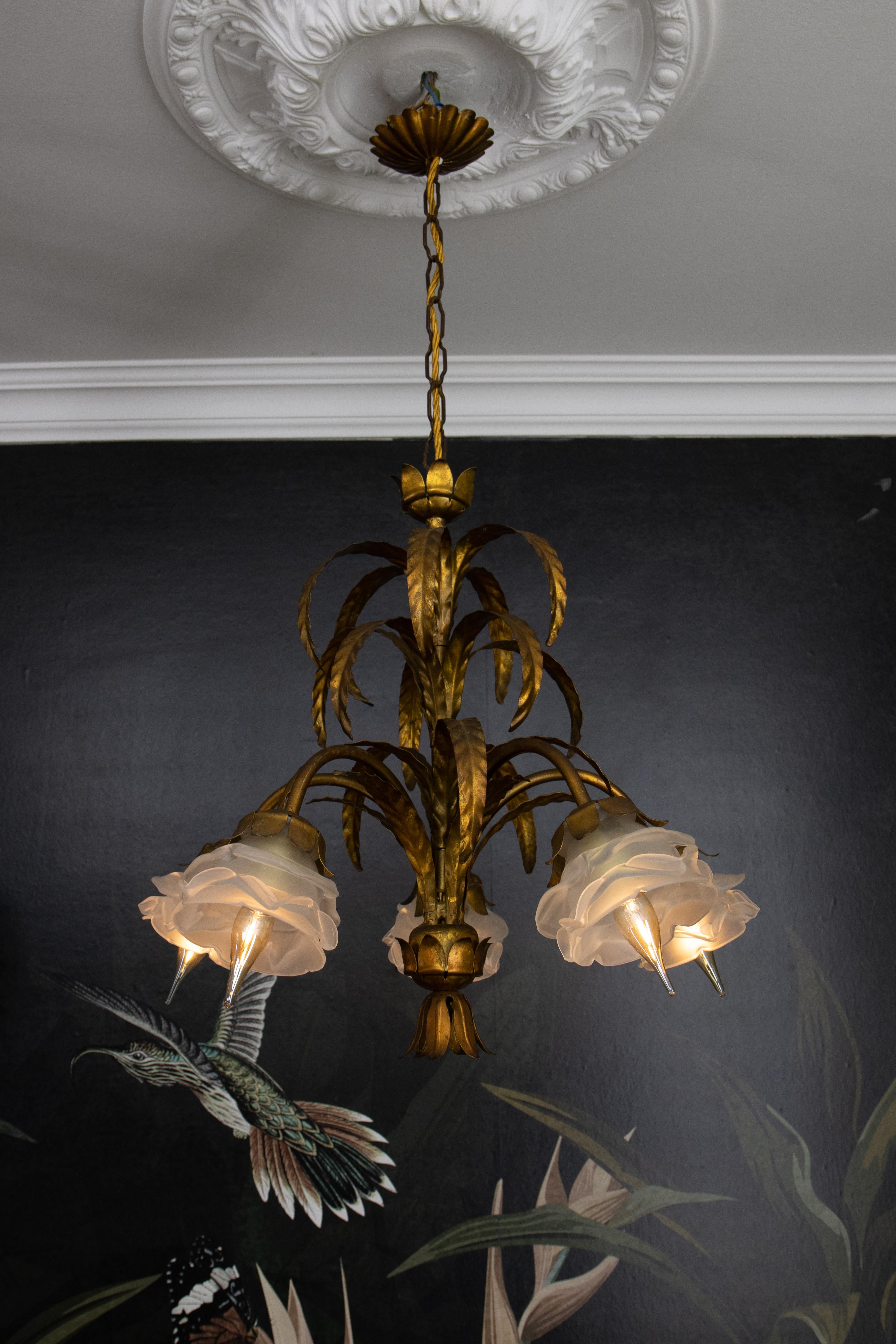 Lampadario a cinque luci in metallo dorato e vetro smerigliato bianco Hollywood Regency in vendita 2