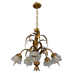 Lámpara de araña de cinco luces de metal dorado y cristal esmerilado blanco Hollywood Regency