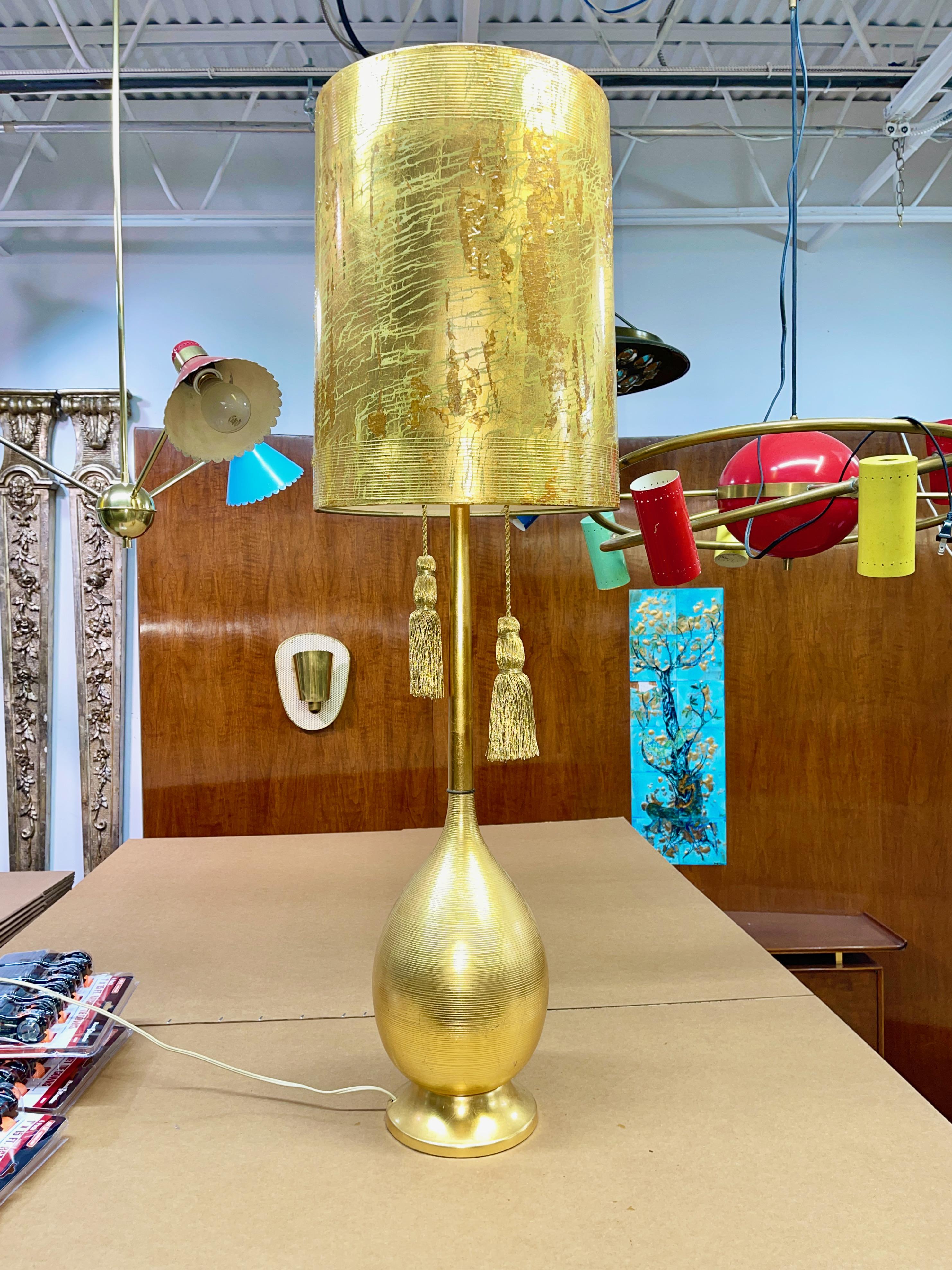 Diese großformatige, maßgefertigte Lampe von Allen Furniture aus Boston stammt aus einem unverschämt überladenen Haus im Hollywood-Regency-Stil (um 1962). Zwiebelförmige Metallvase in Flaschenform, gedreht mit eingeschnittenen horizontalen Rillen,