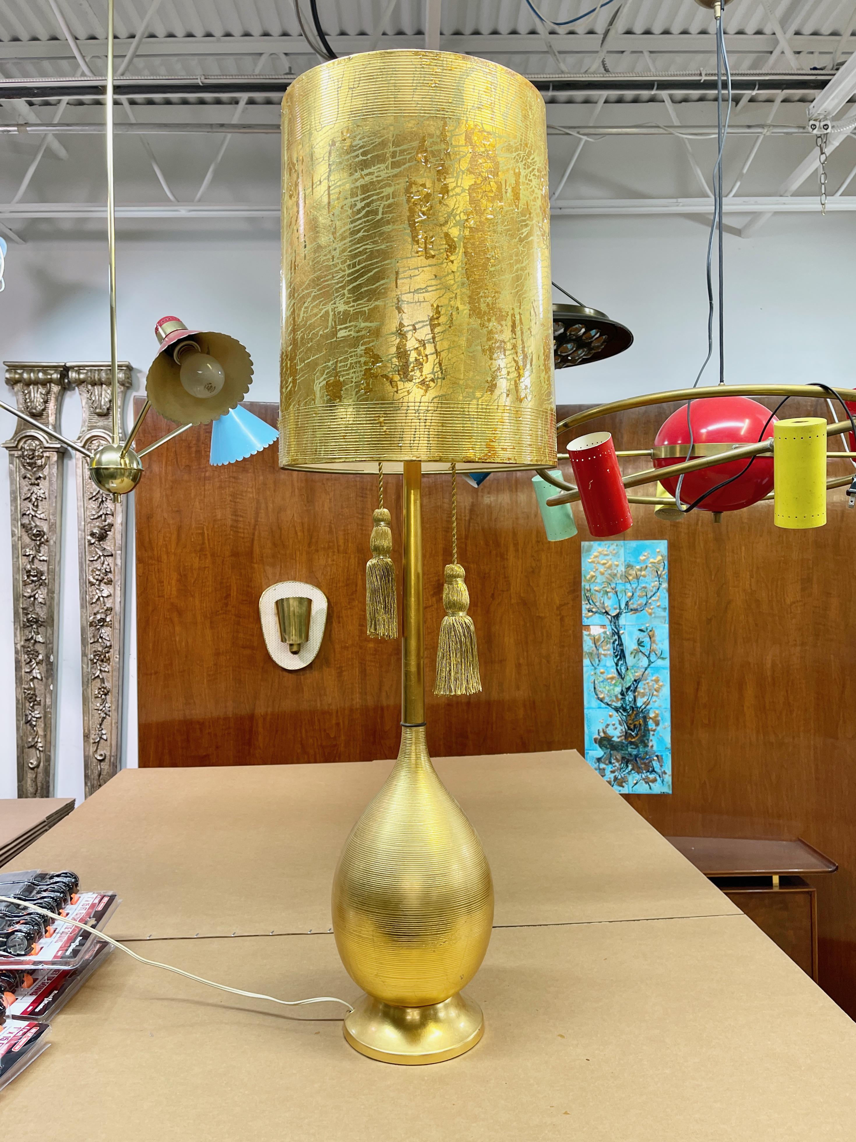 Hollywood Regency-Flaschenlampe aus vergoldetem Metall im Zustand „Gut“ im Angebot in Hanover, MA