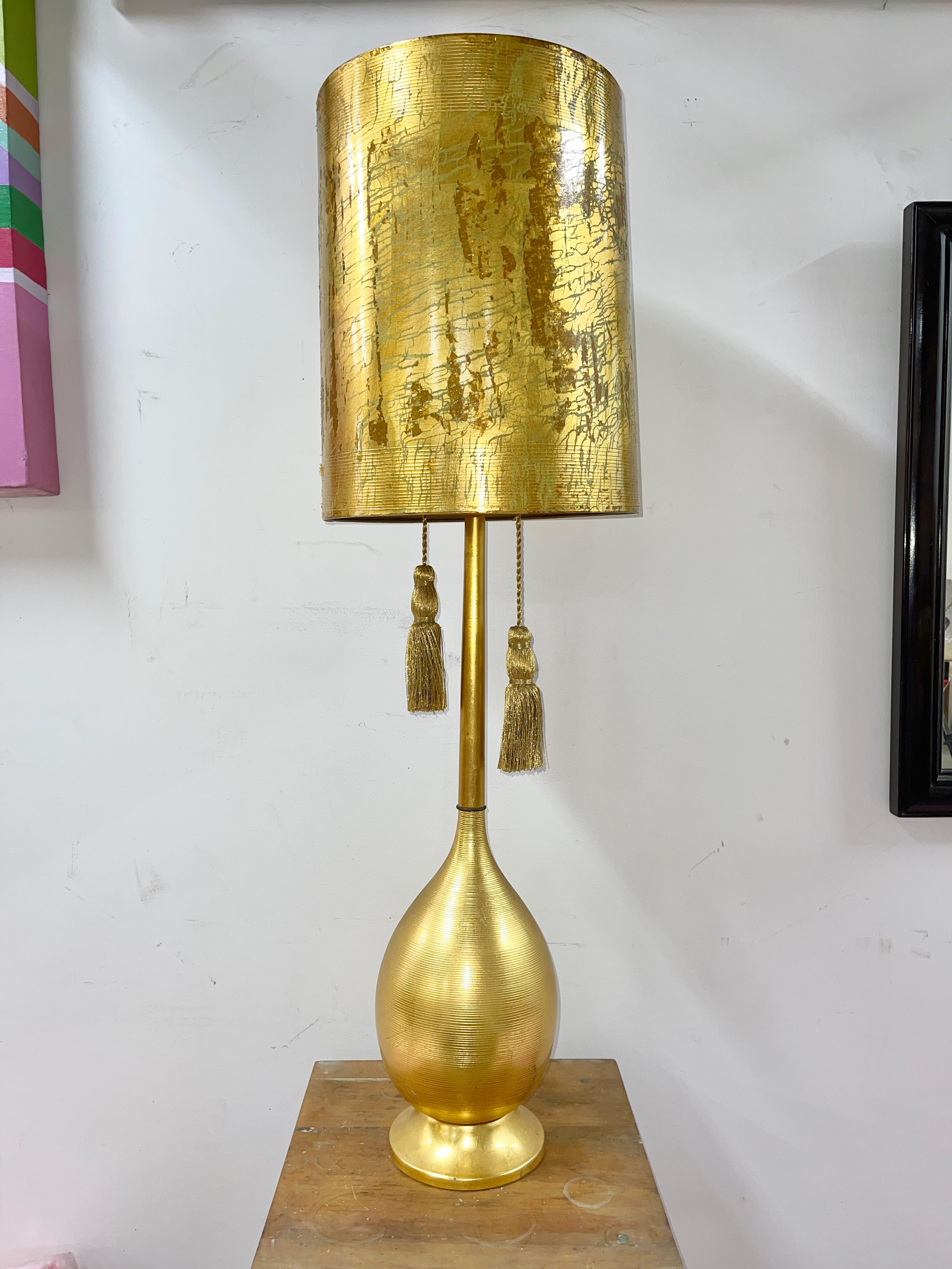 Hollywood Regency-Flaschenlampe aus vergoldetem Metall (Mitte des 20. Jahrhunderts) im Angebot