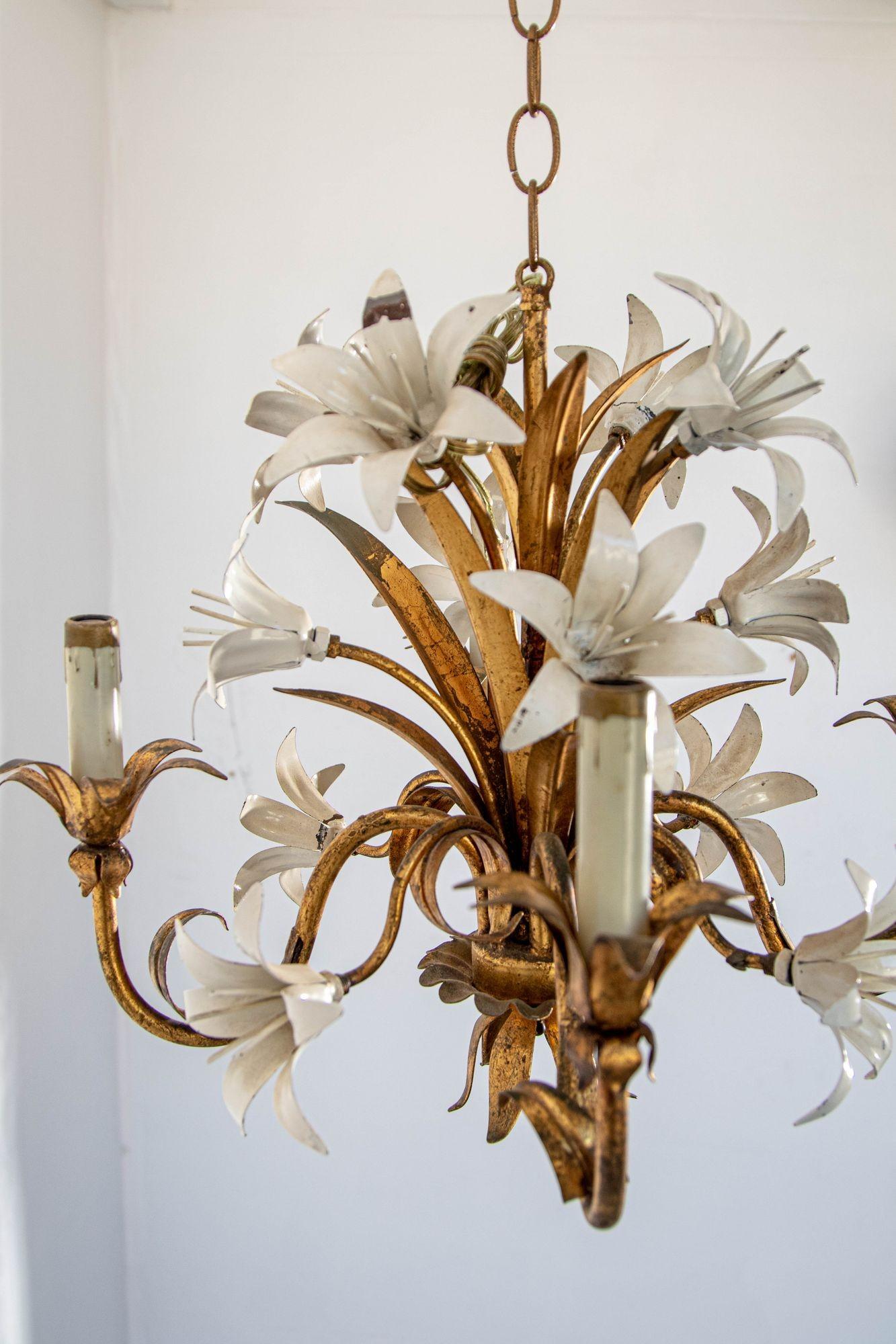 Lampadario Hollywood Regency in metallo dorato con fiori di giglio bianchi in vendita 3