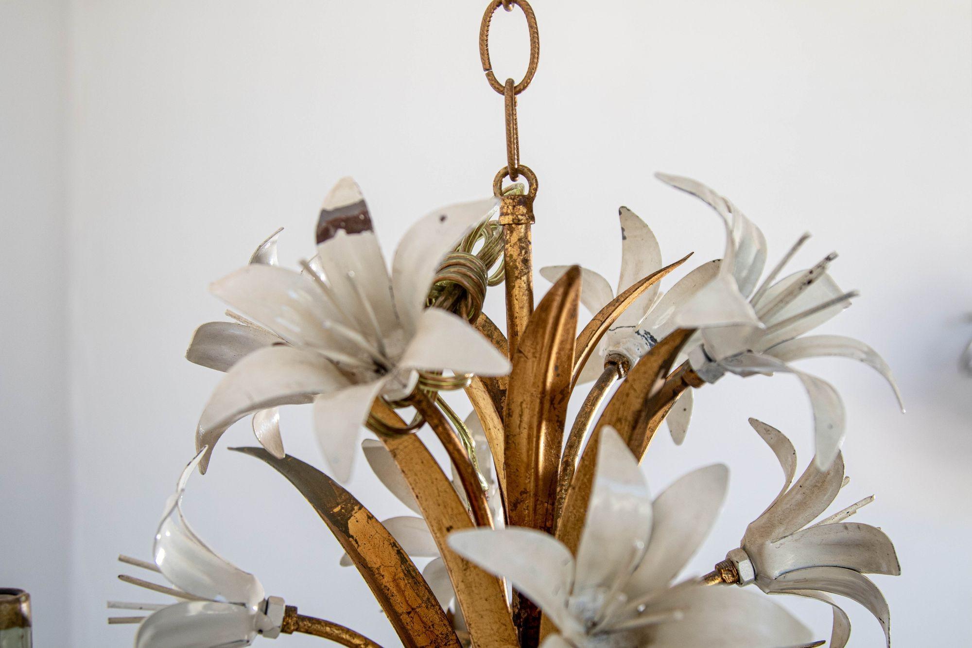 Lampadario Hollywood Regency in metallo dorato con fiori di giglio bianchi in vendita 5