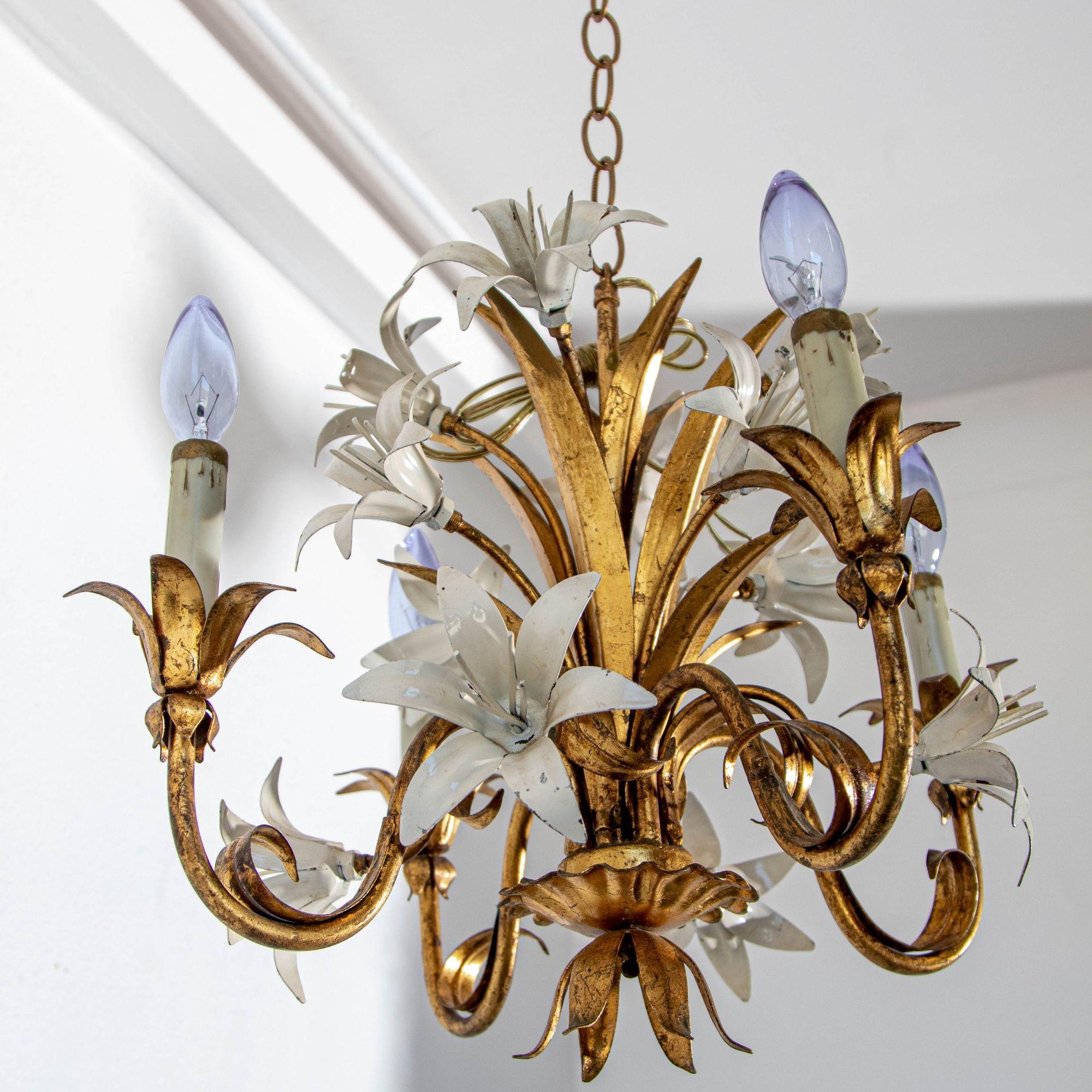 Lampadario Hollywood Regency in metallo dorato con fiori di giglio bianchi in vendita 6