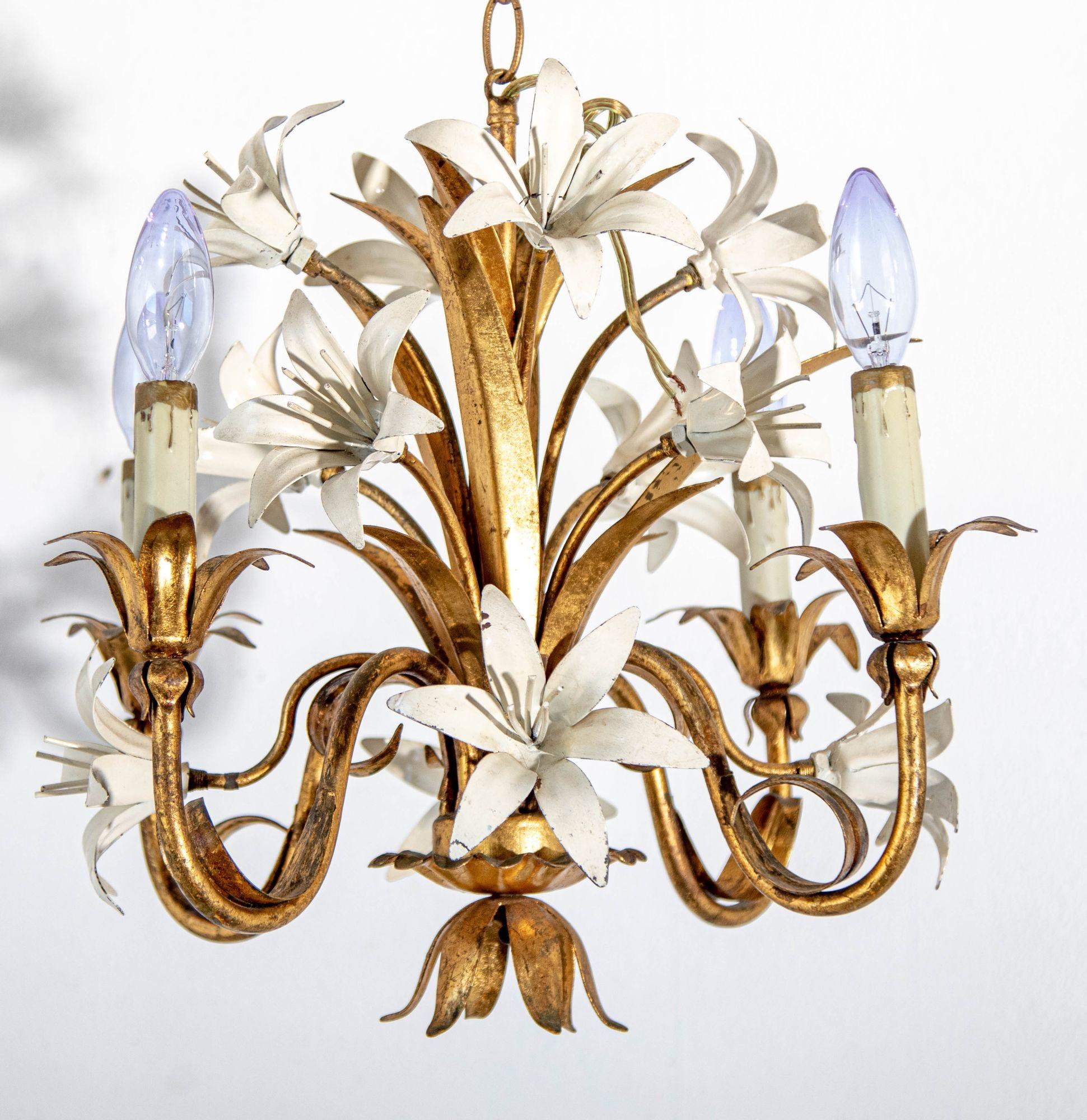 Lampadario Hollywood Regency in metallo dorato con fiori di giglio bianchi in vendita 8