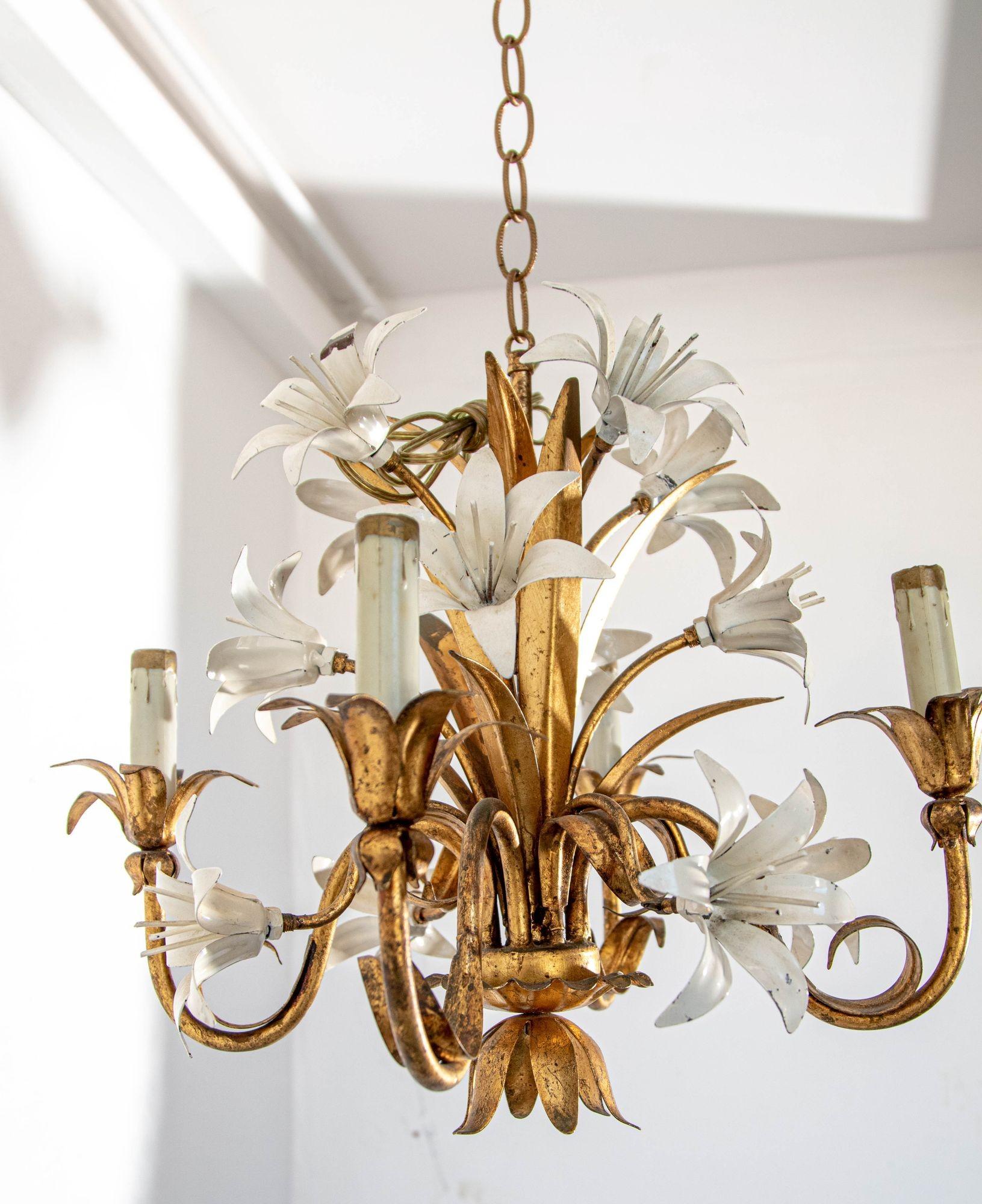 Lampadario Hollywood Regency in metallo dorato con fiori di giglio bianchi in vendita 9