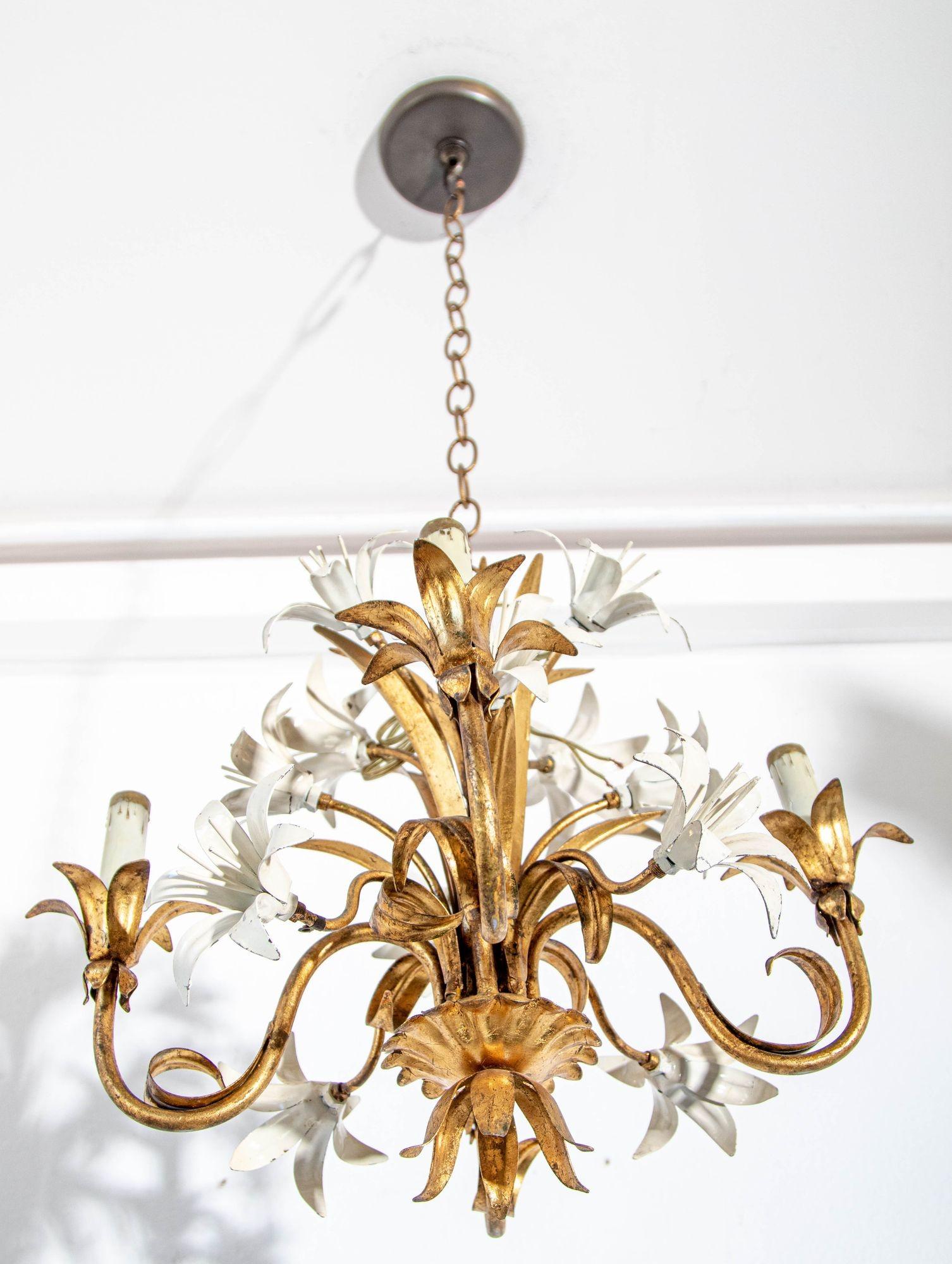 Lampadario Hollywood Regency in metallo dorato con fiori di giglio bianchi in vendita 10