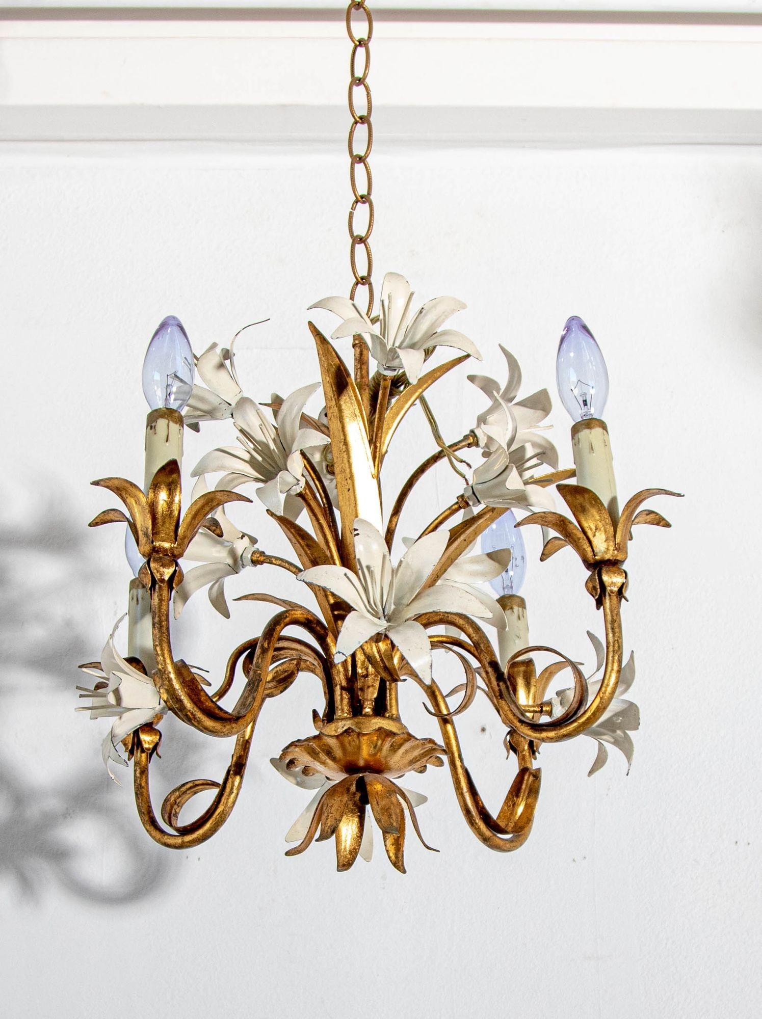 Italiano Lampadario Hollywood Regency in metallo dorato con fiori di giglio bianchi in vendita