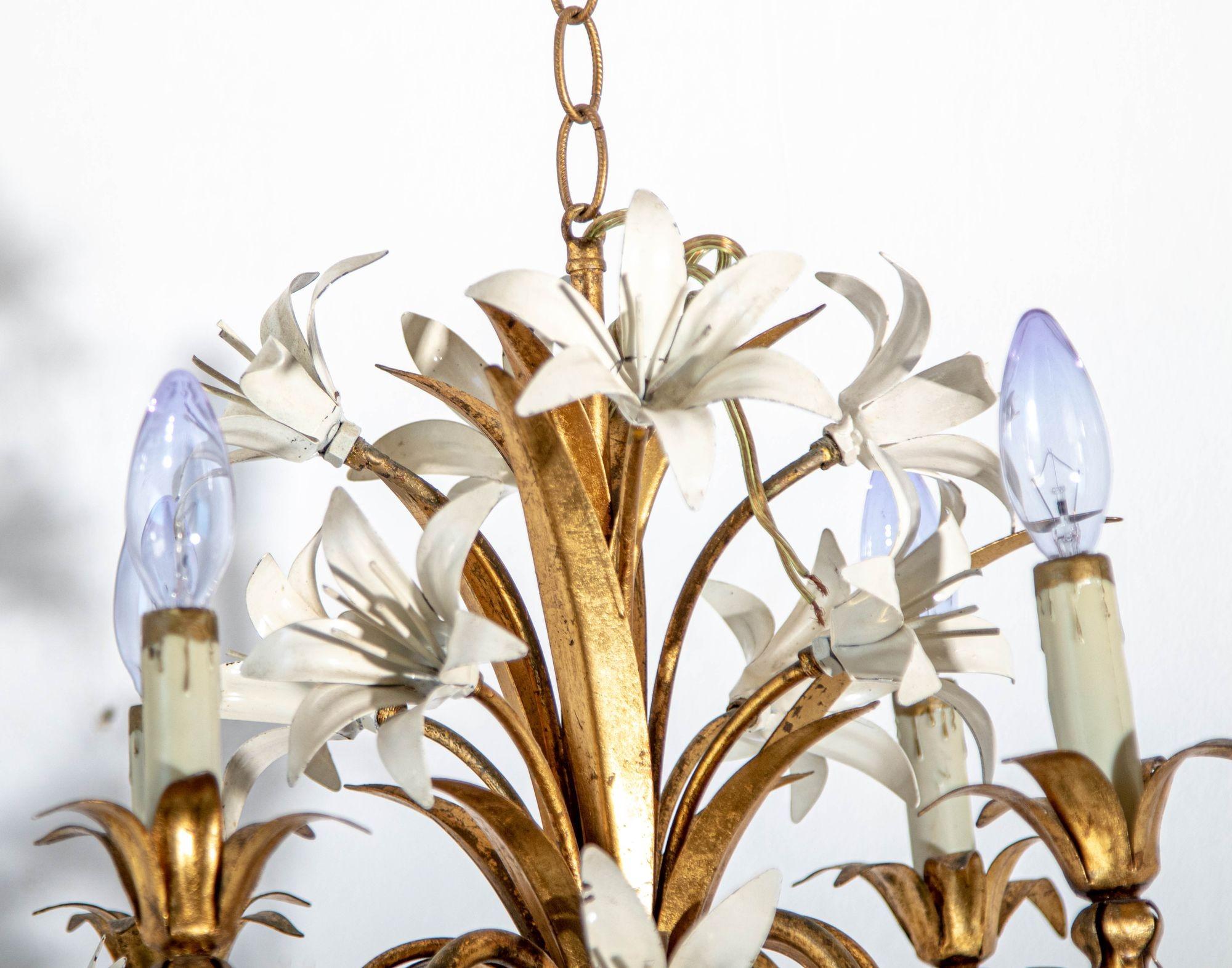 XX secolo Lampadario Hollywood Regency in metallo dorato con fiori di giglio bianchi in vendita