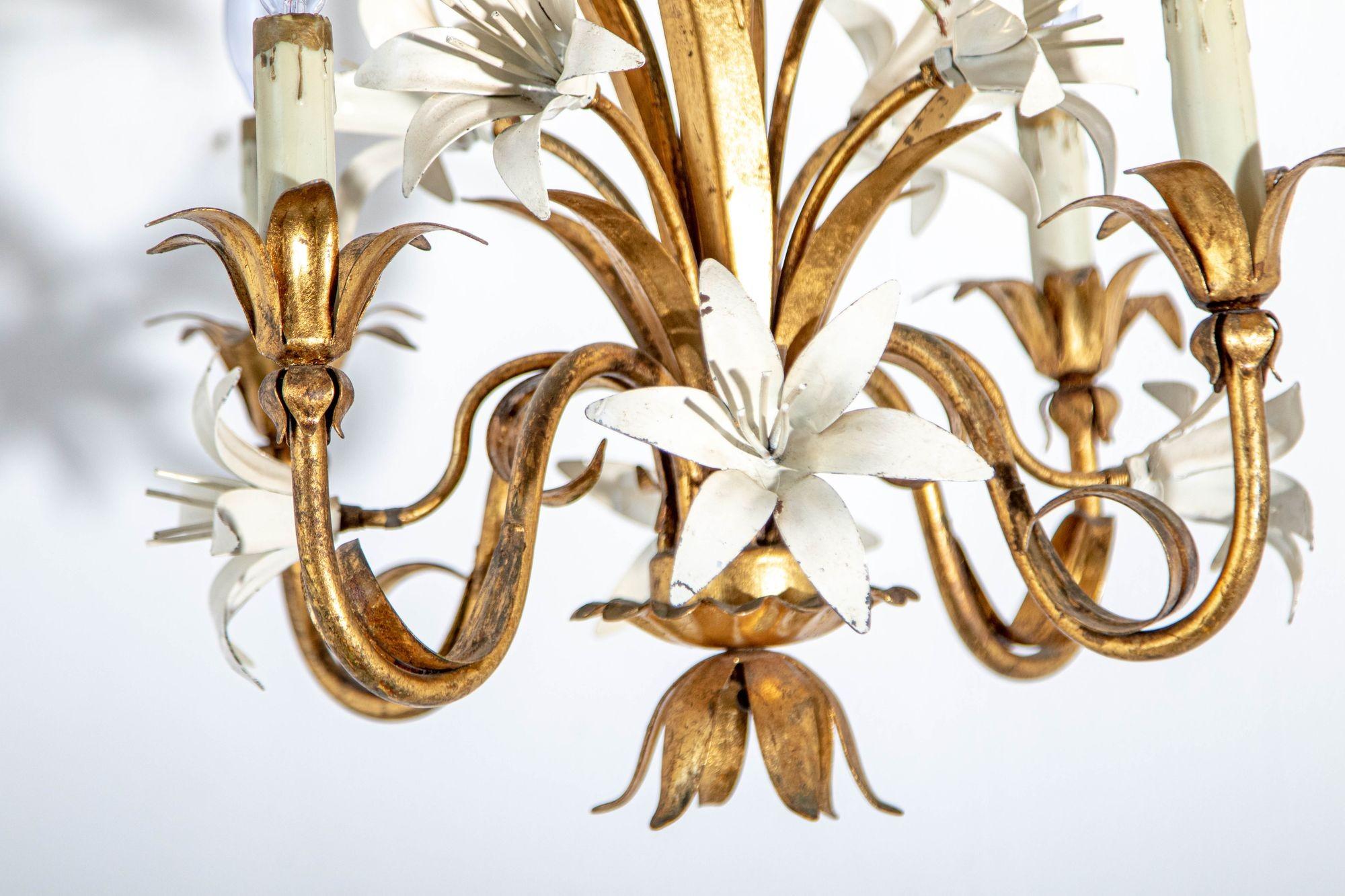 Metallo Lampadario Hollywood Regency in metallo dorato con fiori di giglio bianchi in vendita