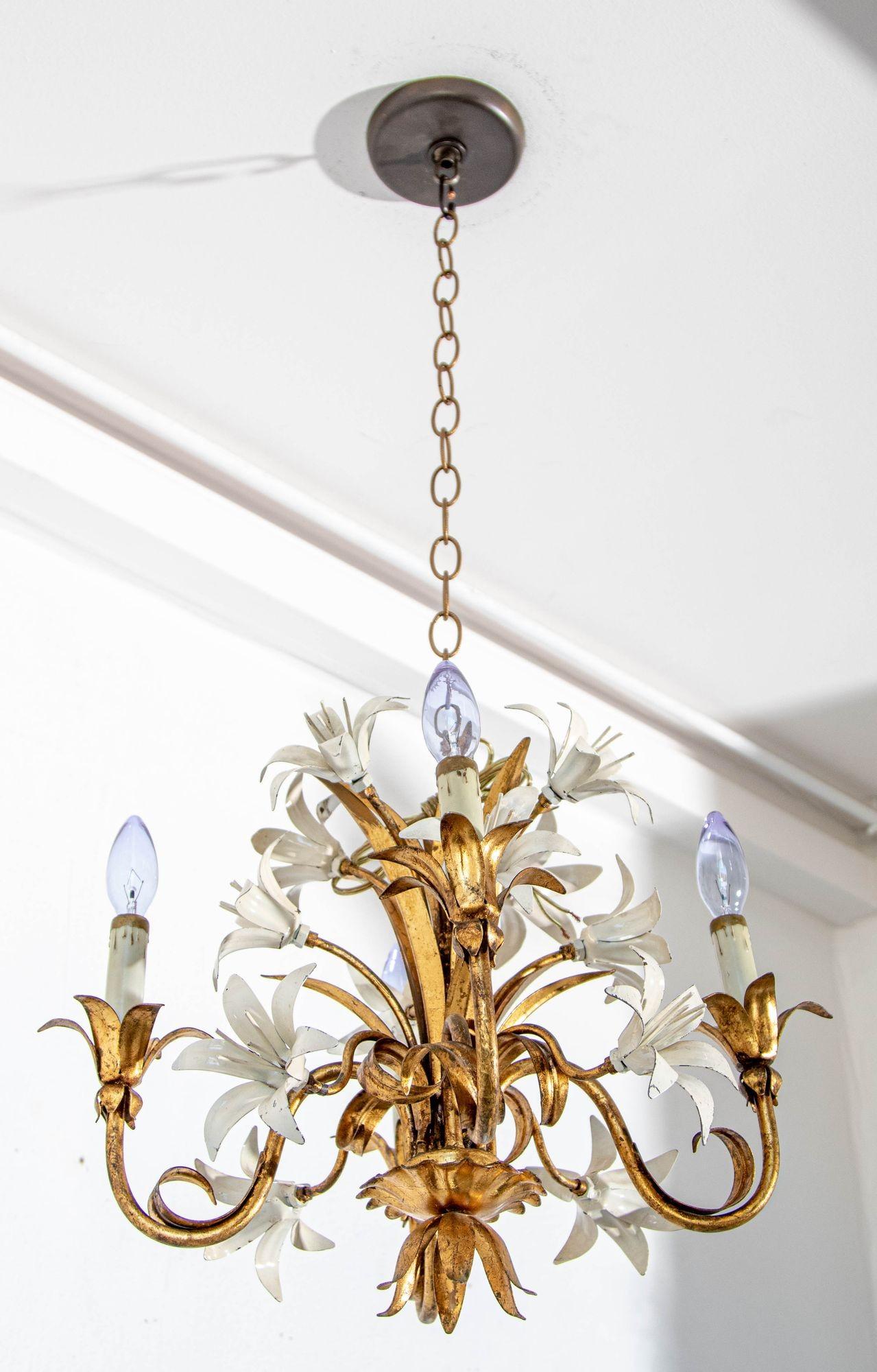 Lampadario Hollywood Regency in metallo dorato con fiori di giglio bianchi in vendita 1