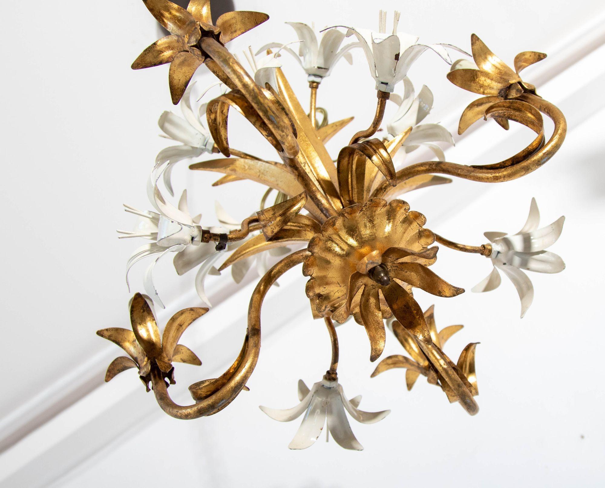 Lampadario Hollywood Regency in metallo dorato con fiori di giglio bianchi in vendita 2