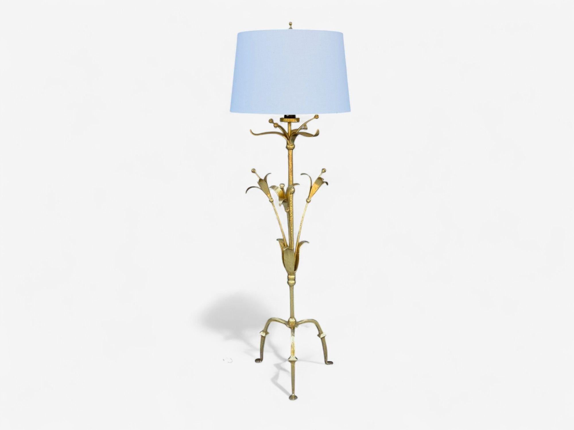 Lampada da terra Hollywood Regency, metallo dorato, fiori, Francia, anni '60

Lampada da terra modernista in metallo dorato progettata e prodotta in Francia negli anni '60 circa. Questo esempio presenta forme a tulipano che si estendono da una
