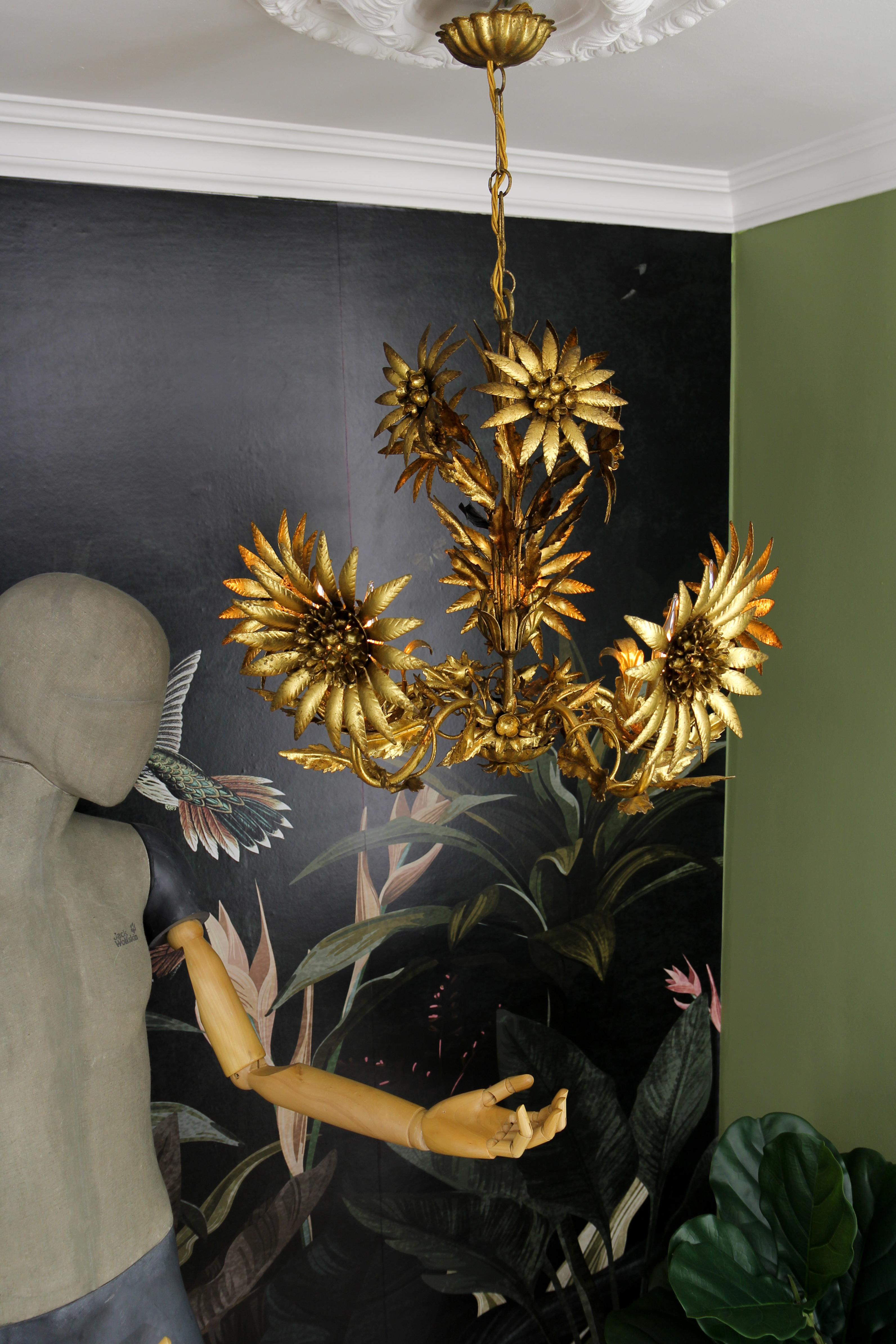 Hollywood Regency Gilt Metal Flower Five-Light Chandelier, ca. 1950s In Good Condition For Sale In Barntrup, DE
