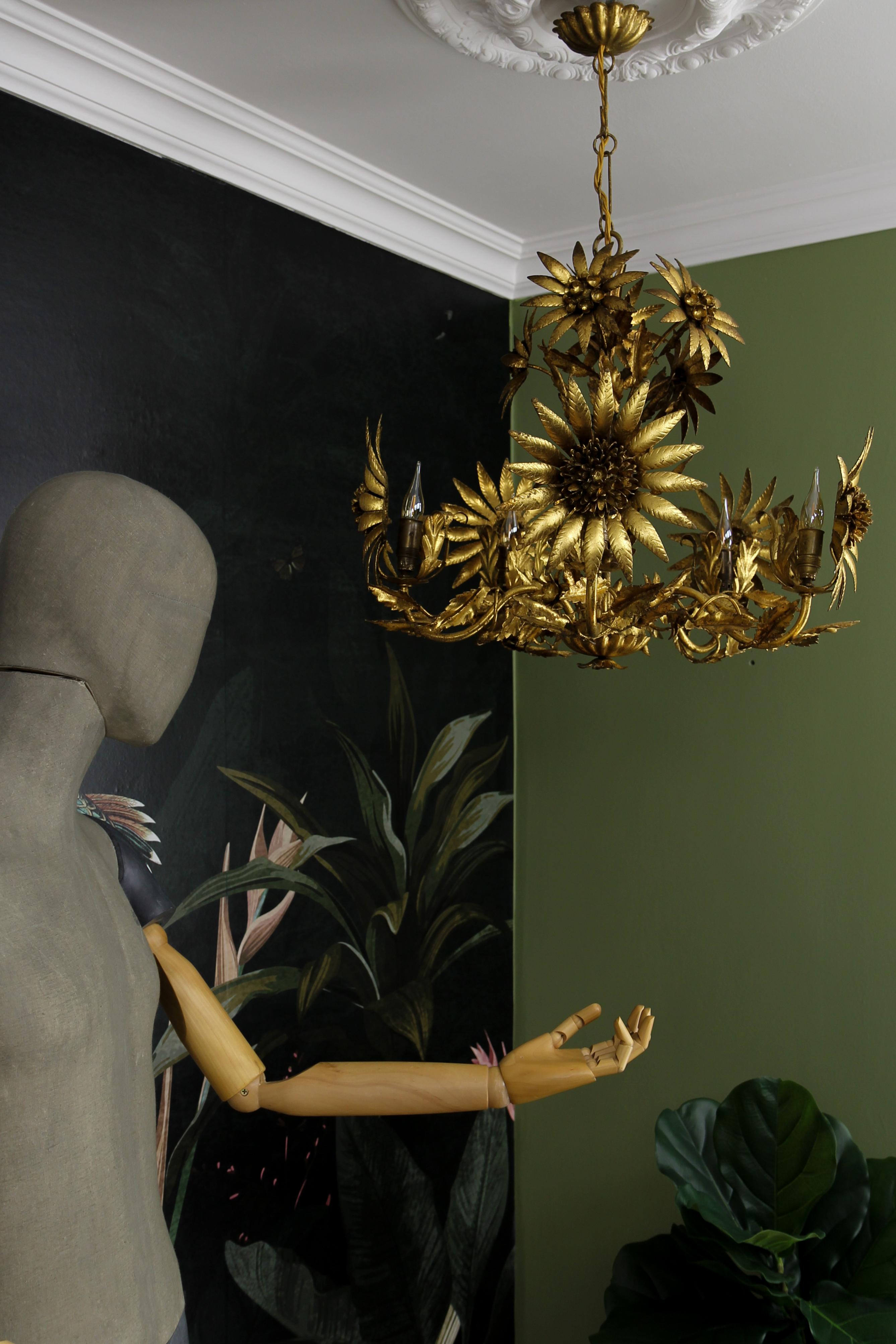 Doré Lustre à cinq lumières en métal doré de style régence hollywoodienne, vers les années 1950 en vente