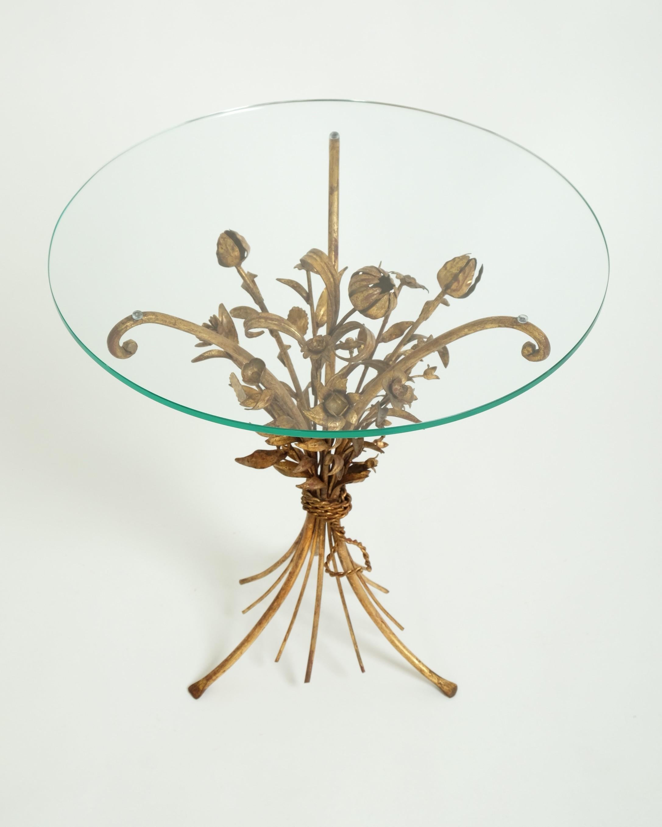 Tavolino Hollywood Regency con bouquet di fiori in metallo dorato, Italia, anni '70 in vendita 4