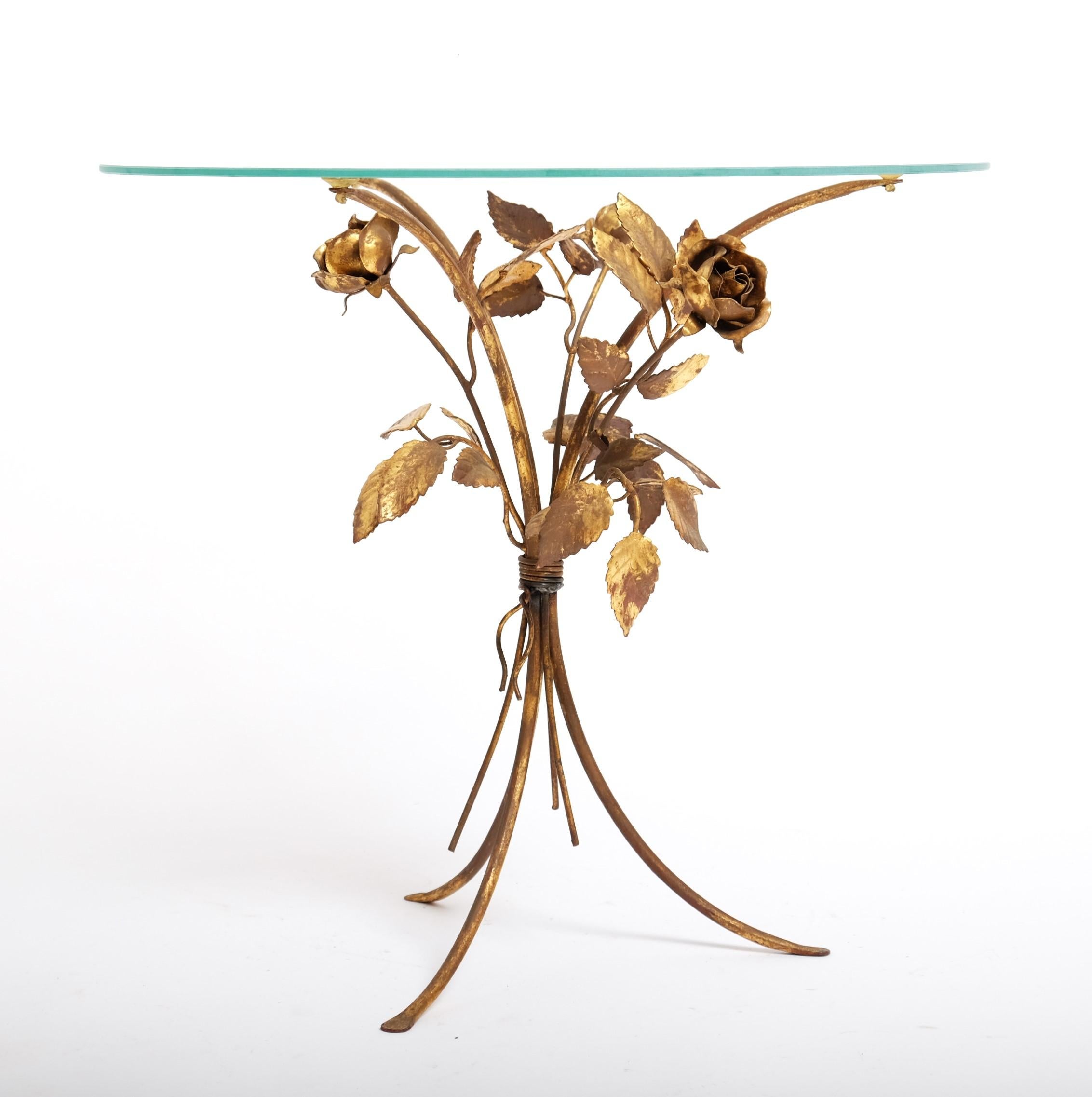 italien Table d'appoint Hollywood Regency en métal doré avec bouquet de fleurs, Italie, années 1970 en vente