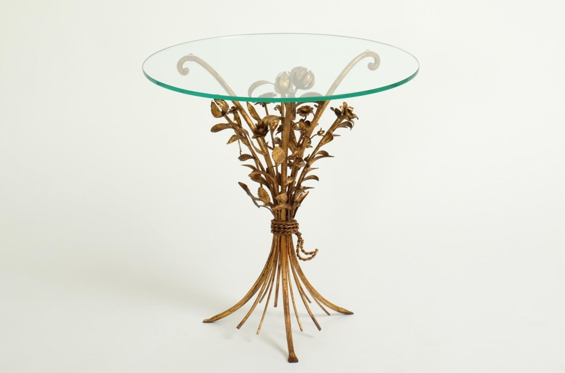 Italiano Tavolino Hollywood Regency con bouquet di fiori in metallo dorato, Italia, anni '70 in vendita