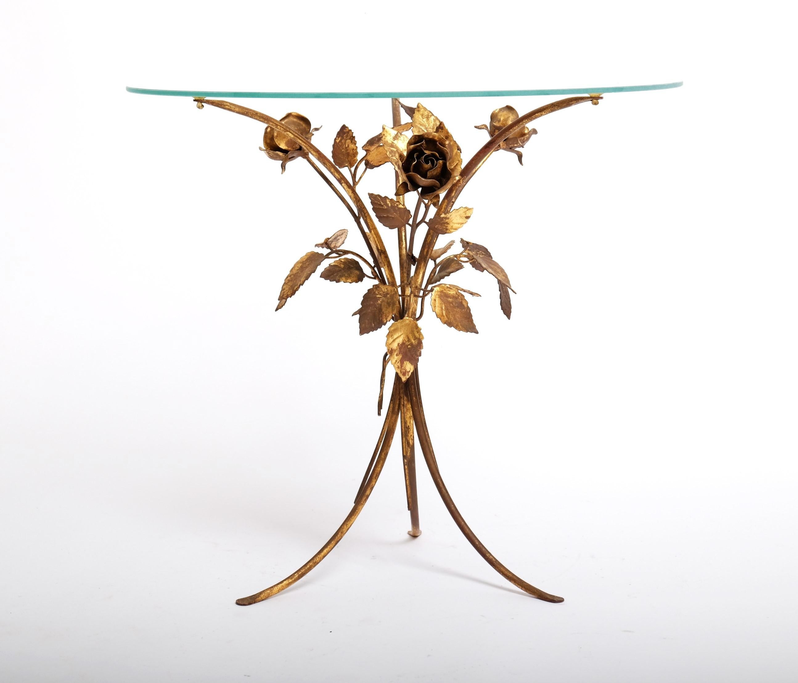 Hollywood Regency Gilt Metal Flowers Bouquet Side Table, Italy 1970s In Good Condition For Sale In München, BY