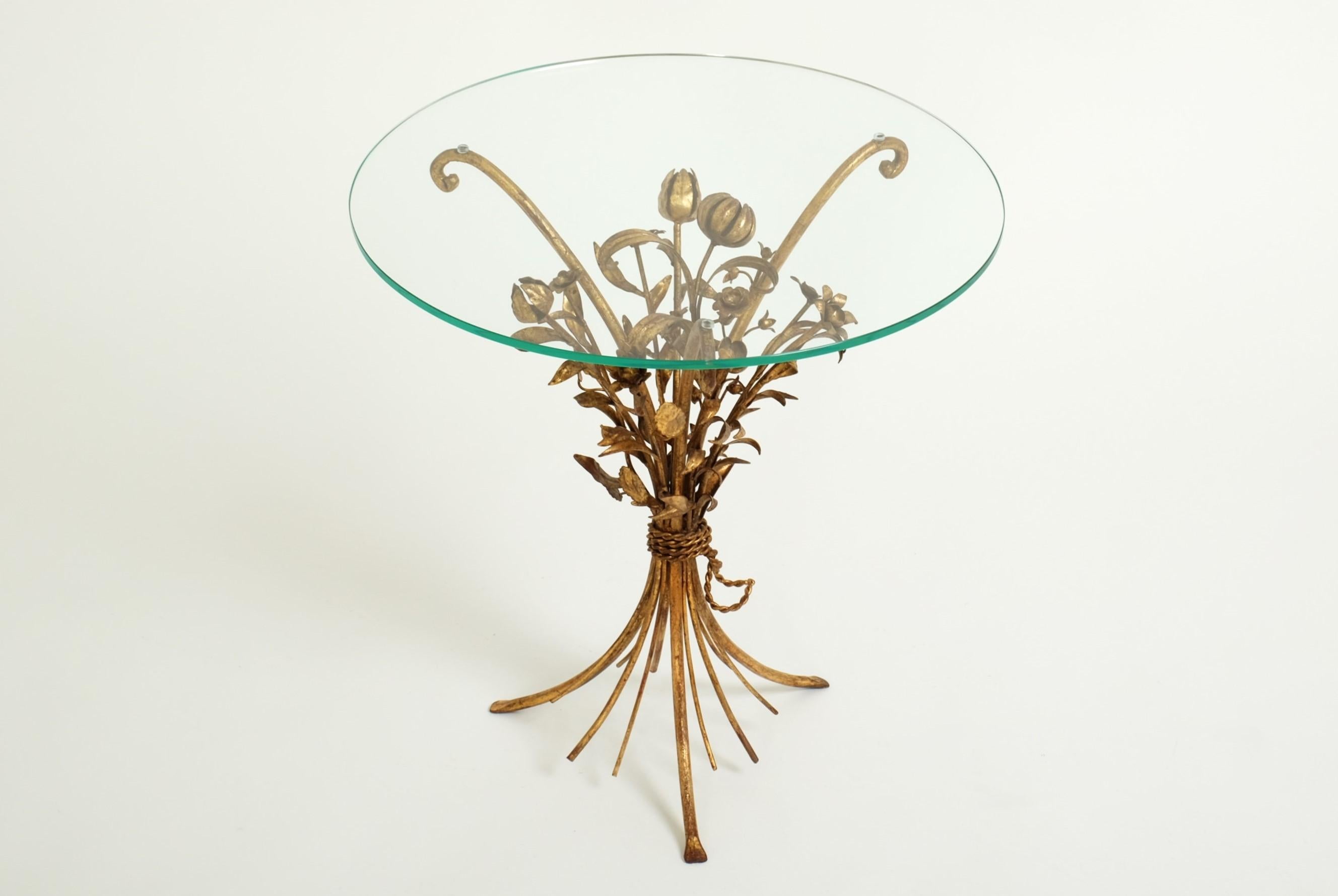 Tavolino Hollywood Regency con bouquet di fiori in metallo dorato, Italia, anni '70 In condizioni buone in vendita a München, BY
