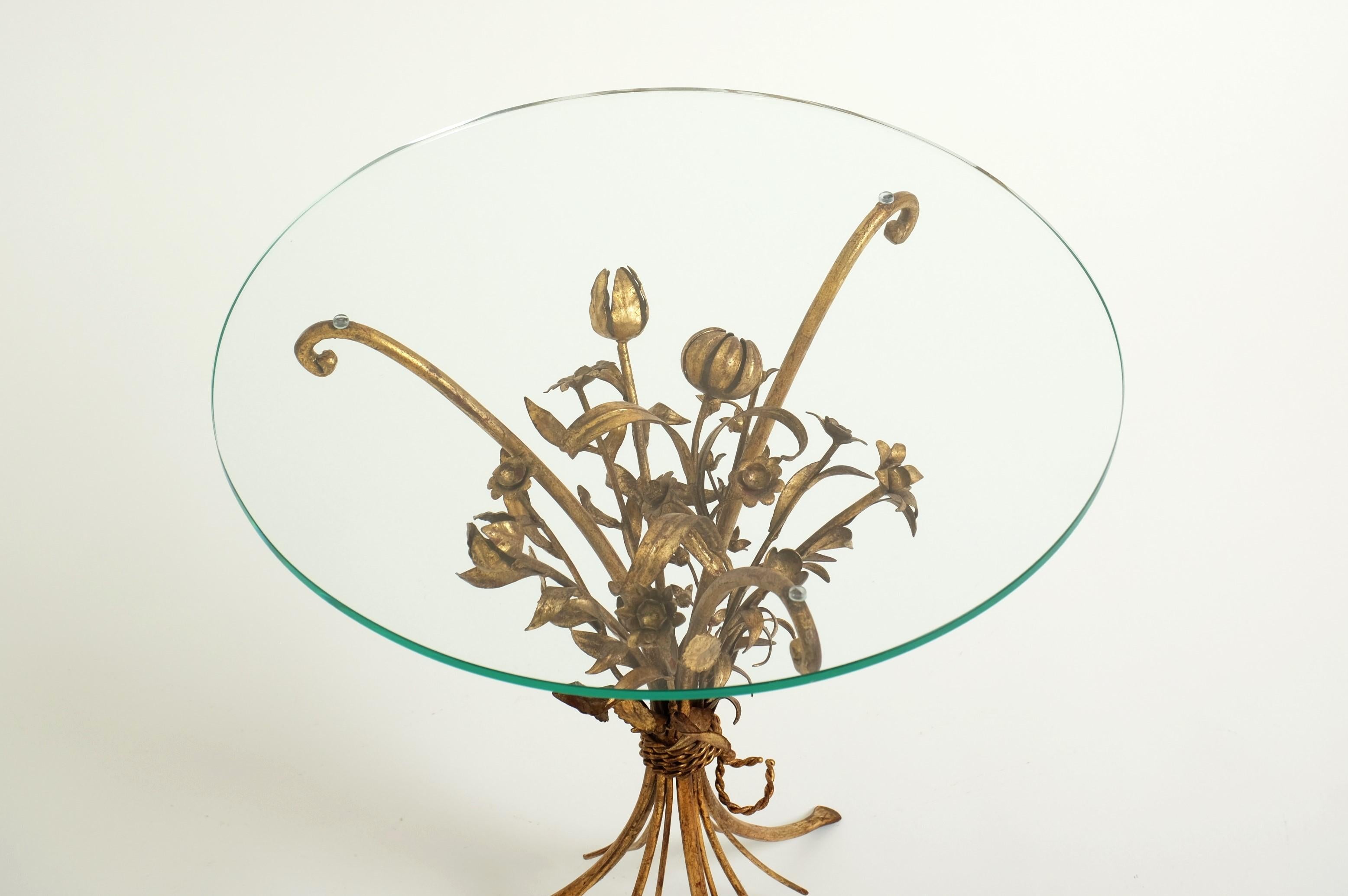 Fine XX secolo Tavolino Hollywood Regency con bouquet di fiori in metallo dorato, Italia, anni '70 in vendita