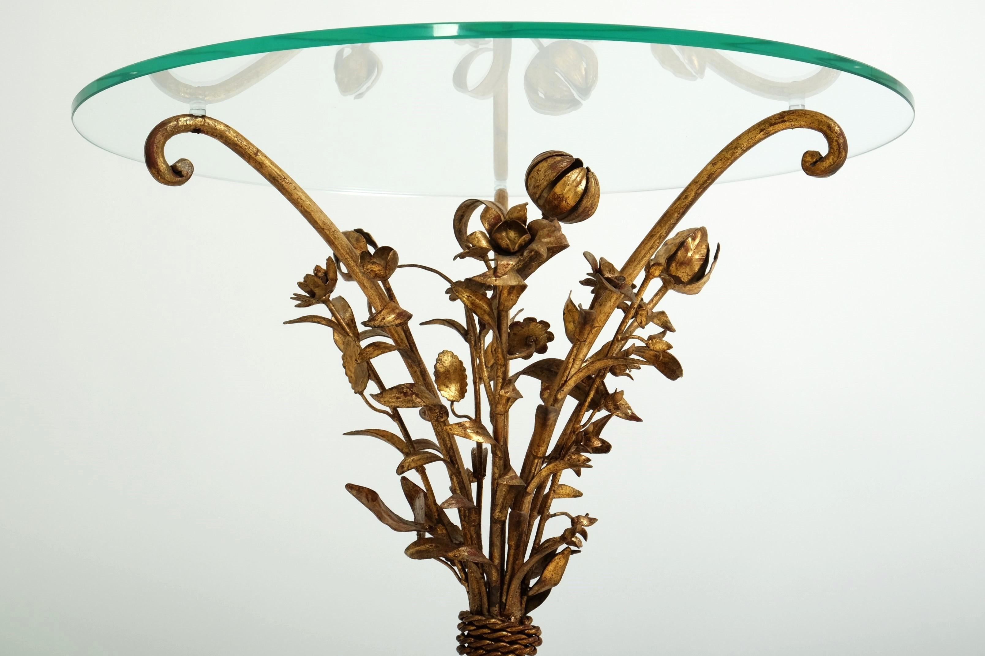 Vetro Tavolino Hollywood Regency con bouquet di fiori in metallo dorato, Italia, anni '70 in vendita