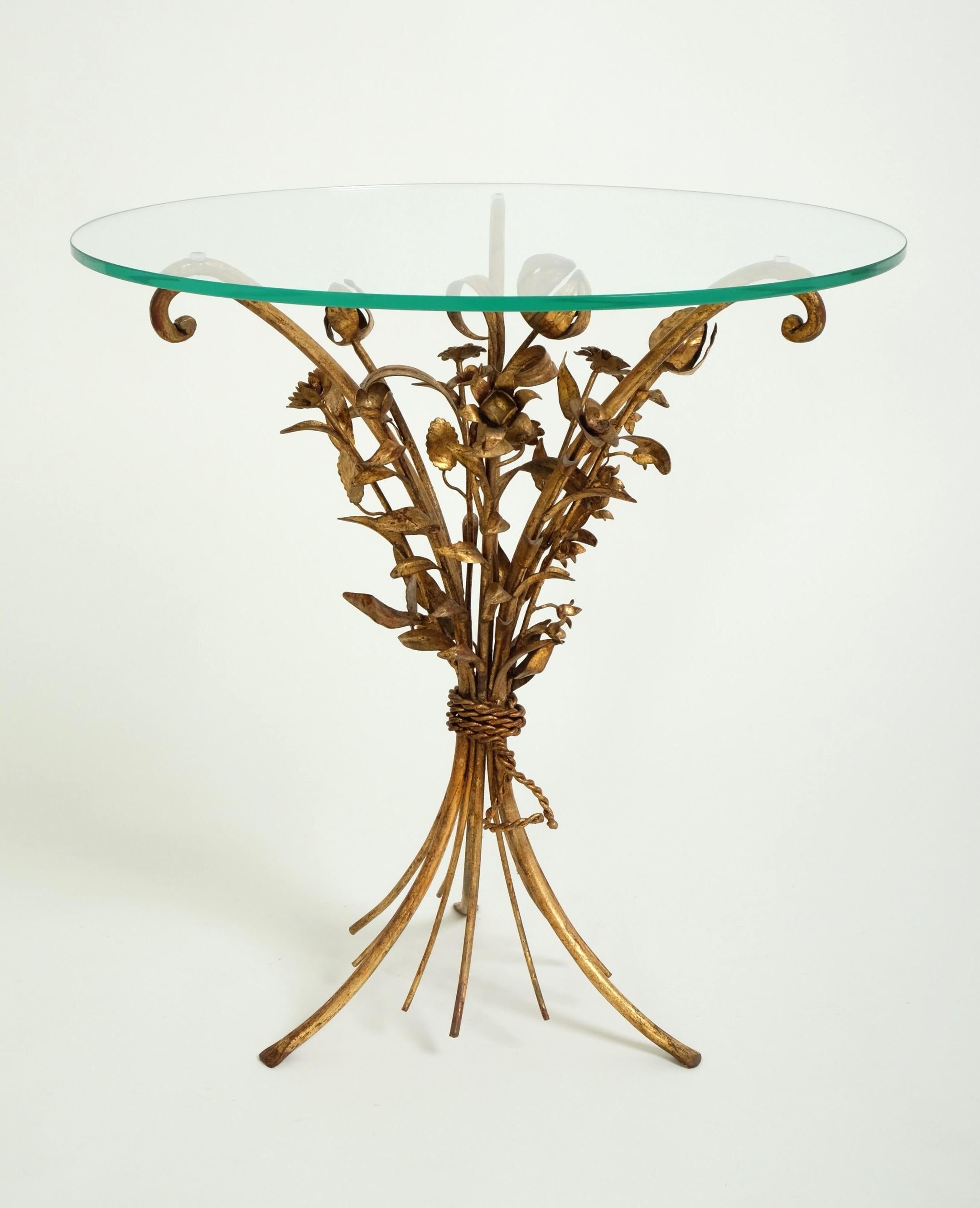 Tavolino Hollywood Regency con bouquet di fiori in metallo dorato, Italia, anni '70 in vendita 3