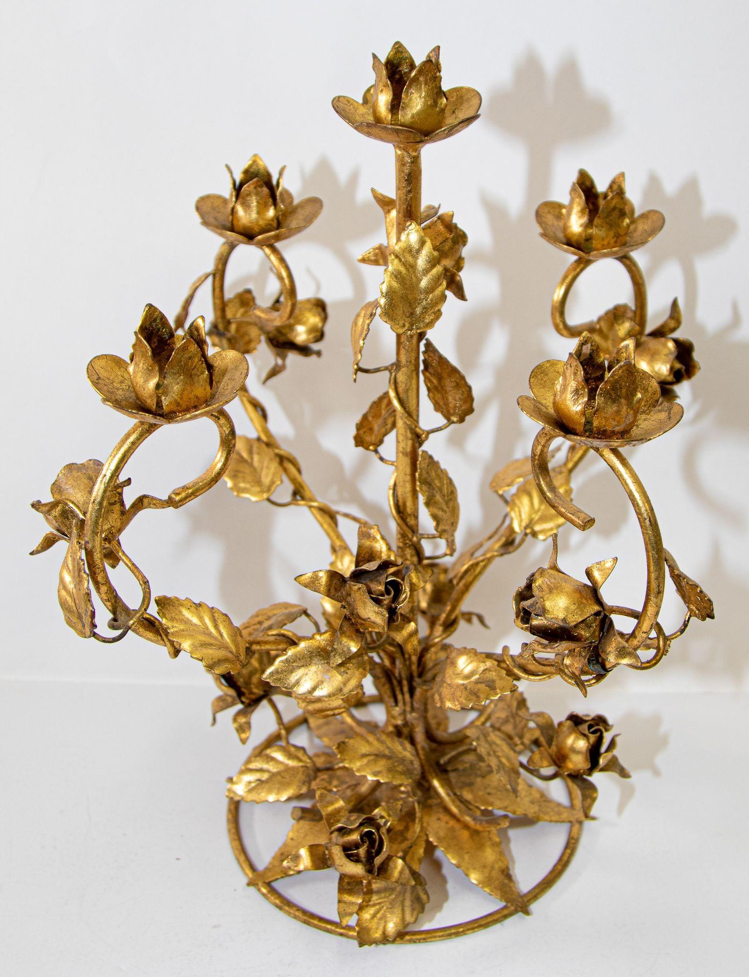 Vintage Hollywood Regency Candélabre en métal doré à gerbe de roses de Hans Kögl, années 1960.
Superbe chandeliers floraux Hans Kögl en tole italienne dorée. Chandelier à feuilles et fleurs en métal doré de style Regency Hollywoodien du milieu du