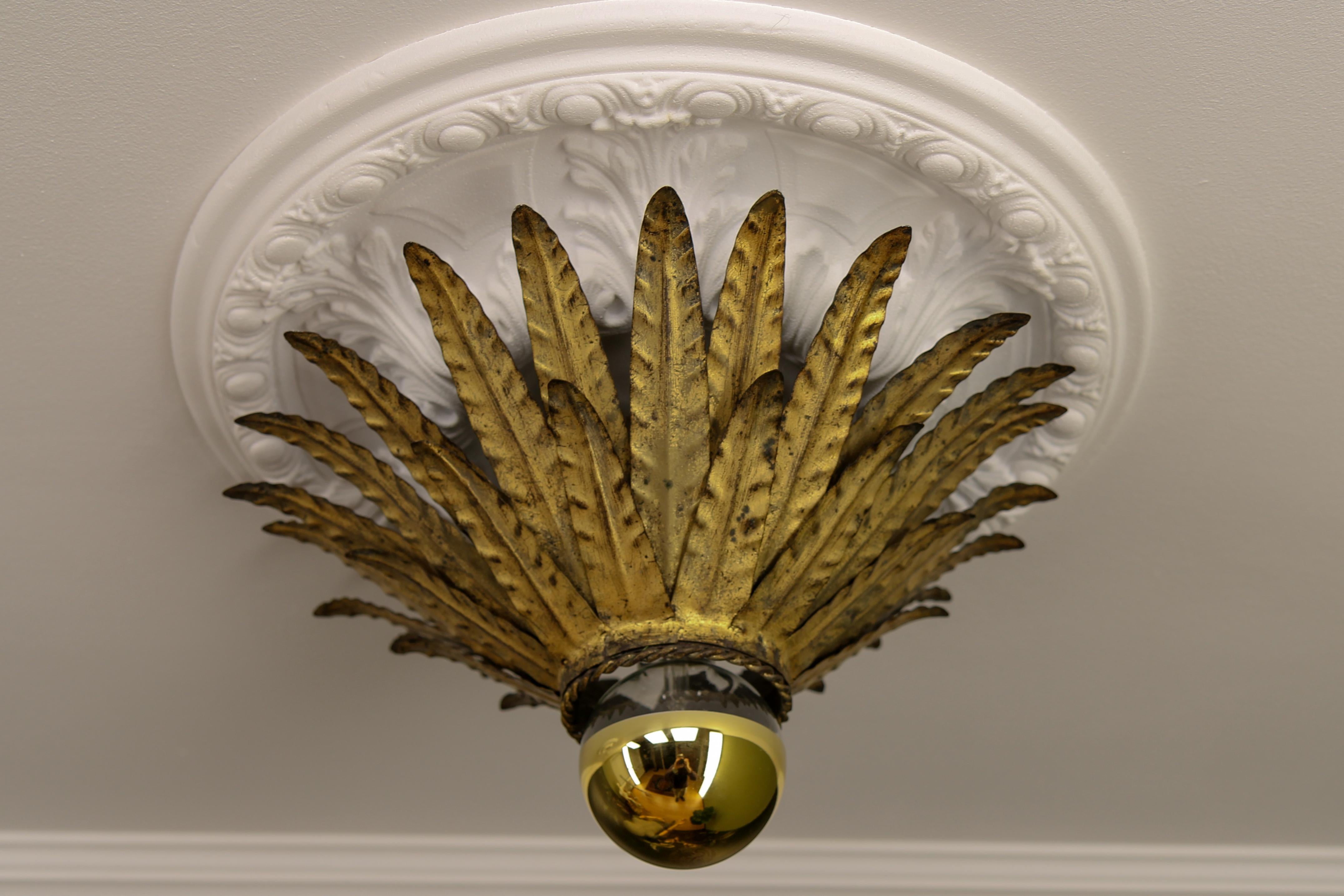 Plafonnier Crown Light en métal doré de style Hollywood Regency, années 1960 en vente 4