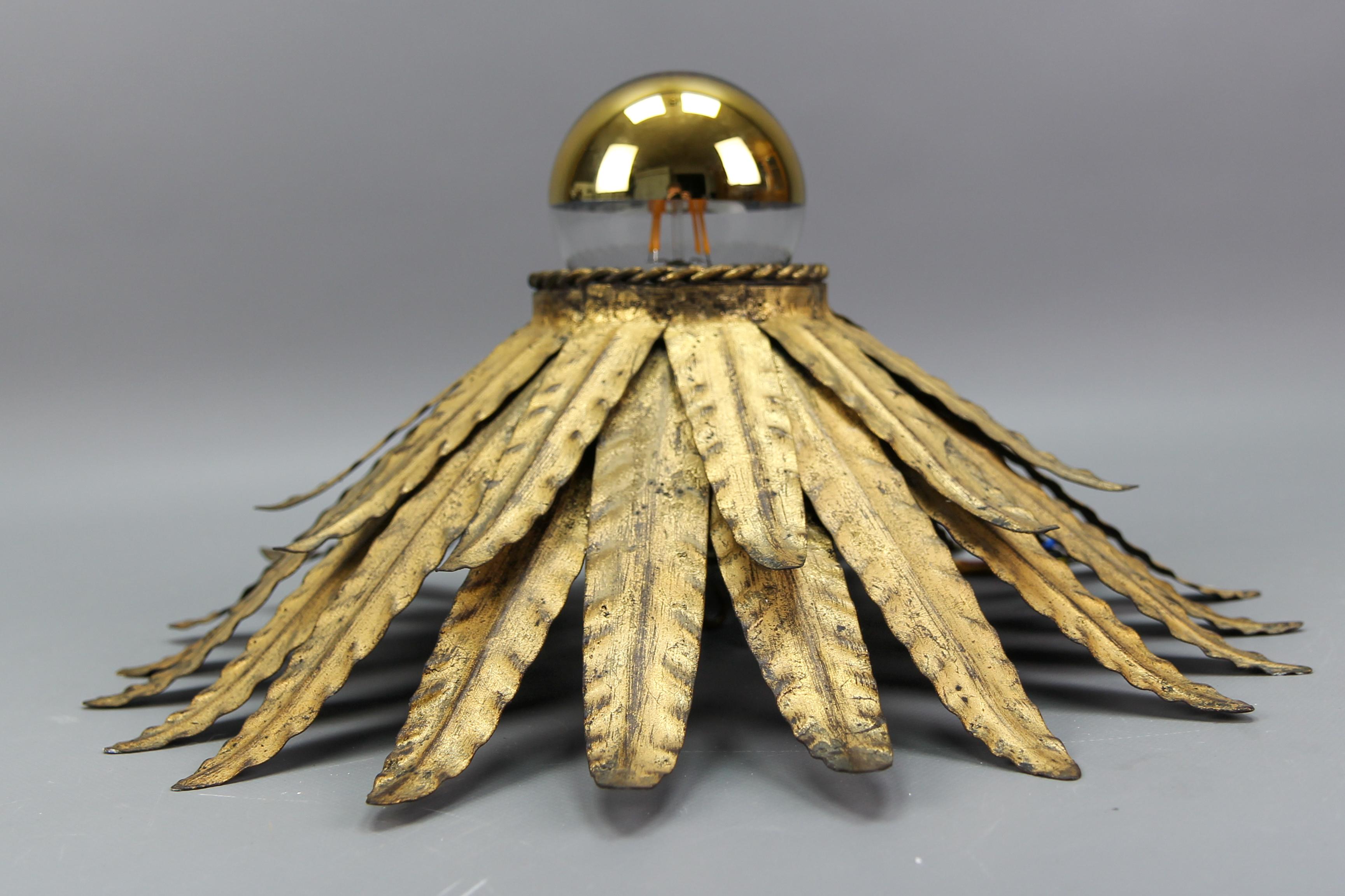 Plafonnier Crown Light en métal doré de style Hollywood Regency, années 1960 en vente 5