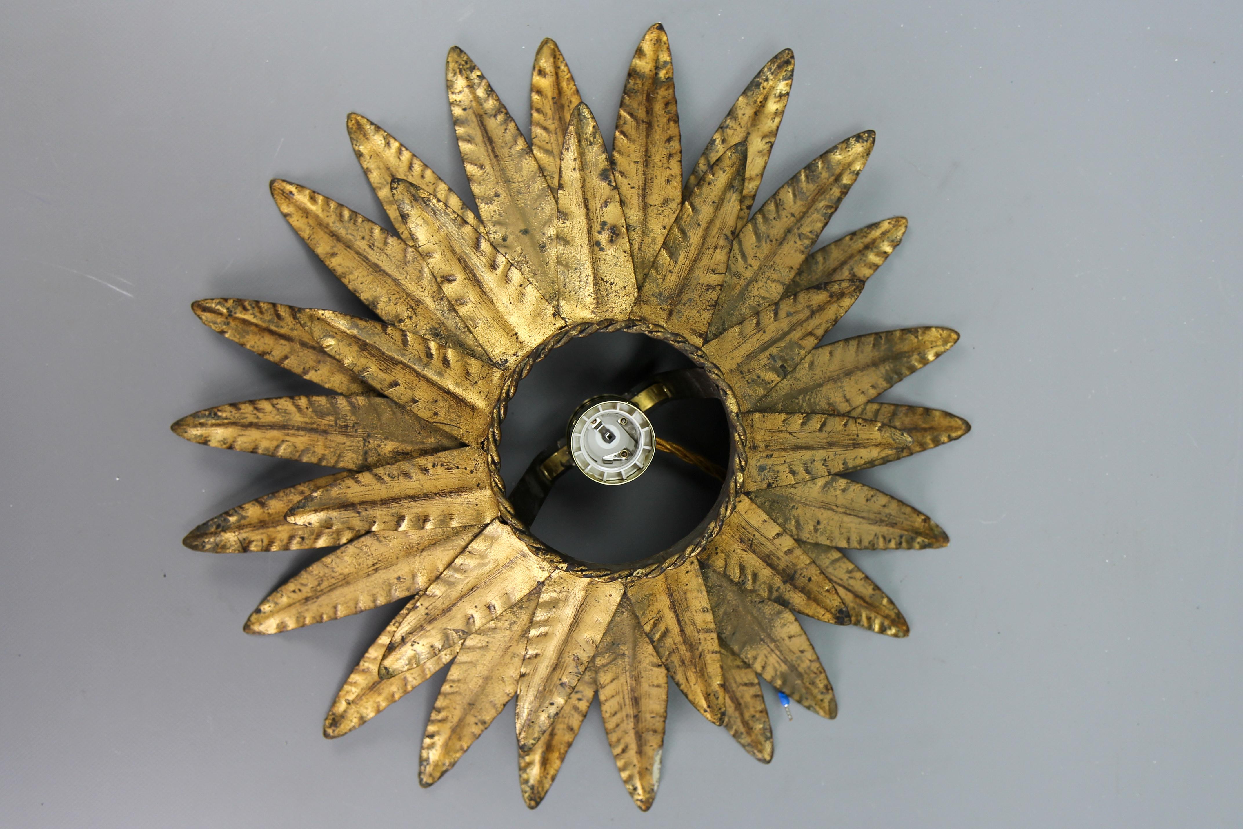 Plafonnier Crown Light en métal doré de style Hollywood Regency, années 1960 en vente 6