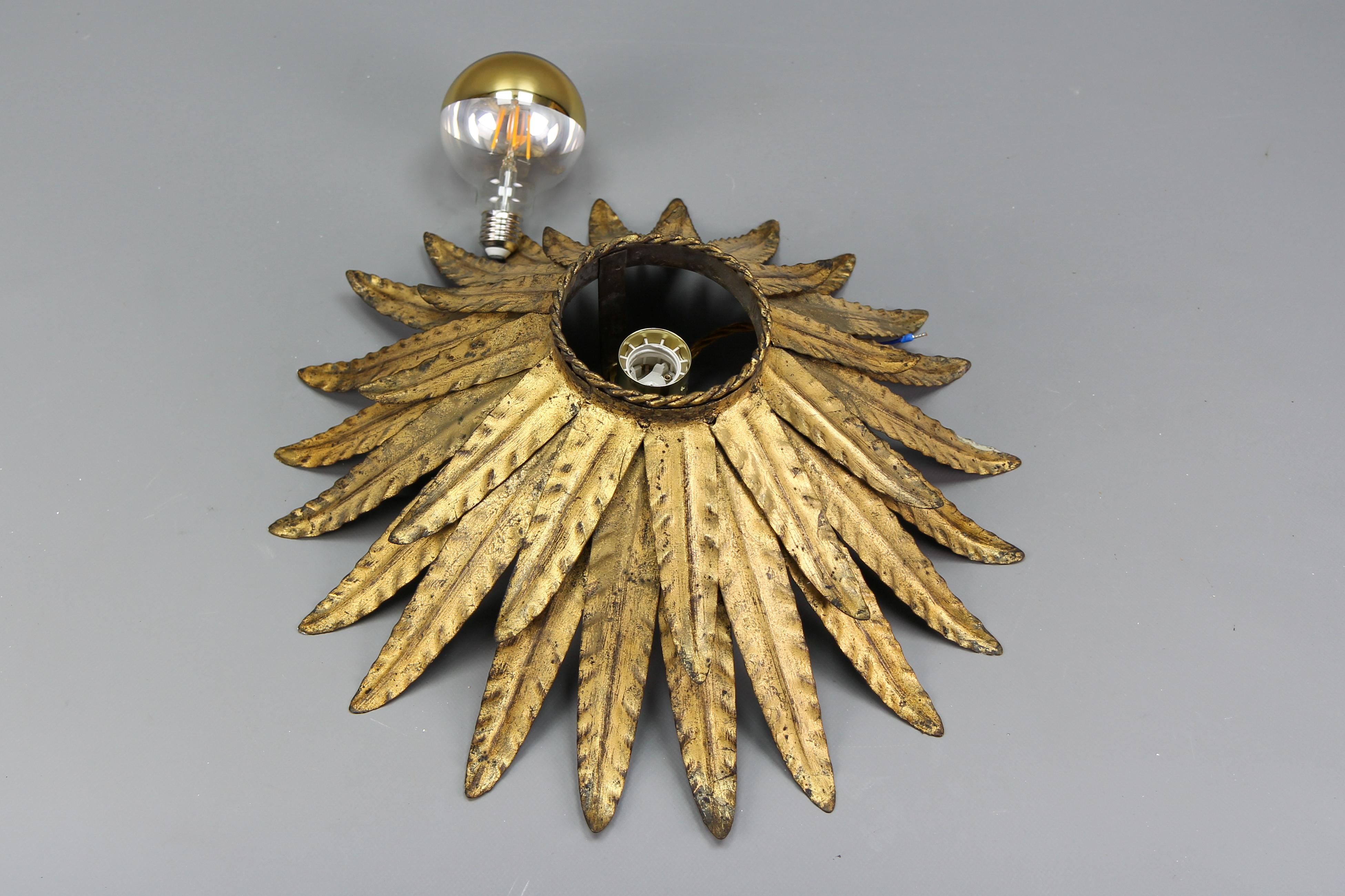 Plafonnier Crown Light en métal doré de style Hollywood Regency, années 1960 en vente 8