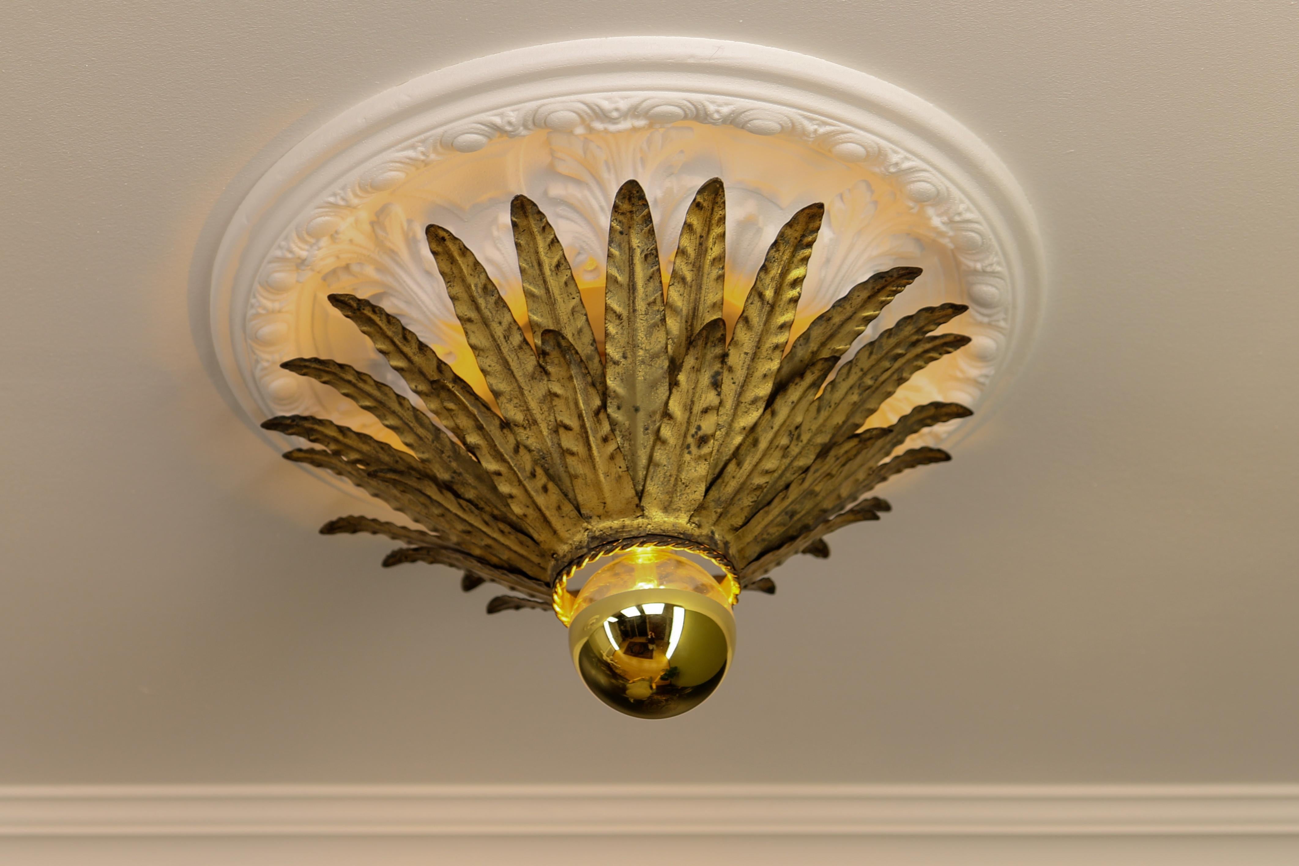 Doré Plafonnier Crown Light en métal doré de style Hollywood Regency, années 1960 en vente
