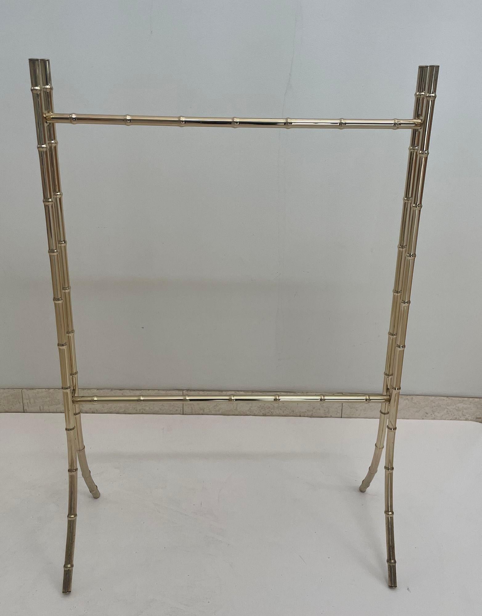 Hollywood Regency Faux Bamboo Gilt Metal Towel or Blanket Stand 1960s.
Elegant and stylish Hollywood Regency faux bamboo brass gold color metal stand multifunctional towel or quilt or blanket rack.
Dimensions: 25ʺW × 12ʺD × 38ʺH.
Mid Century Modern