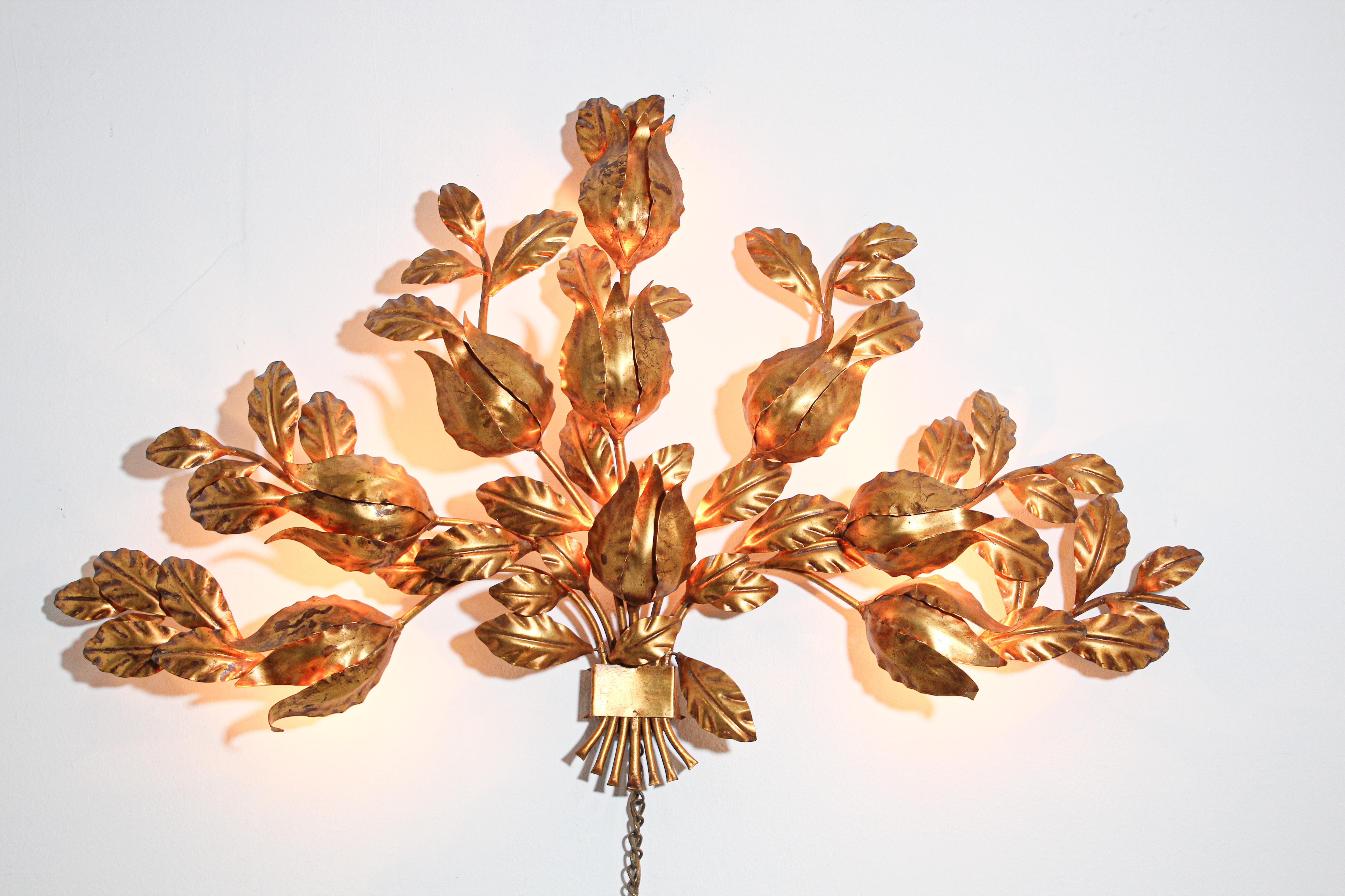 An Italian 1950s Hollywood Regency gilt metal sheaf of leaves wall sconce
Very glamorous, very Hollywood Regency gold leaf gilded metal Italian tole wall sconce with leaves and flowers.
Very large midcentury Italian lighted gilt tole frame consist