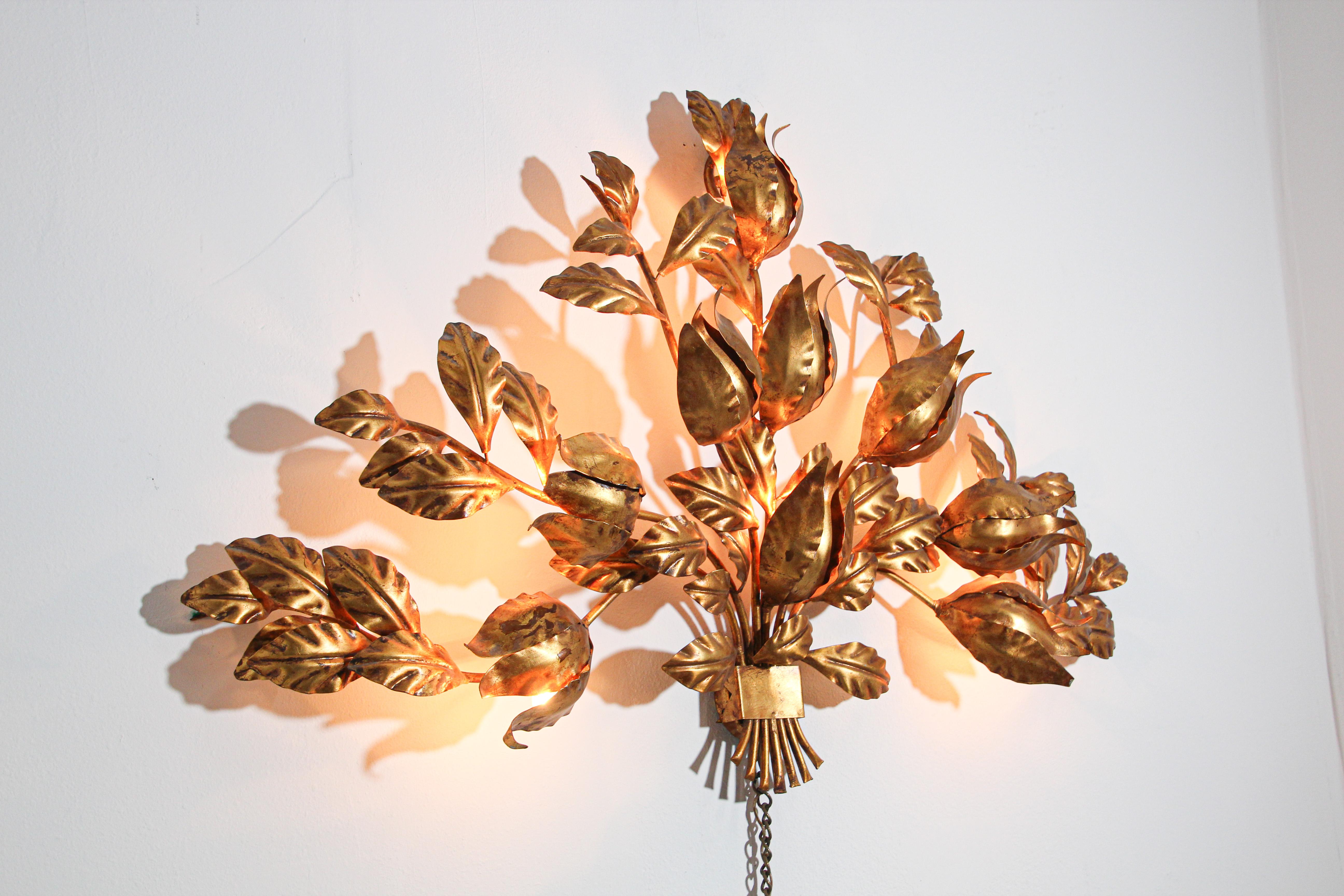 Hollywood Regency Gilt Metal Wall Sconce, by S. Salvadori, Italy, 1950s 3