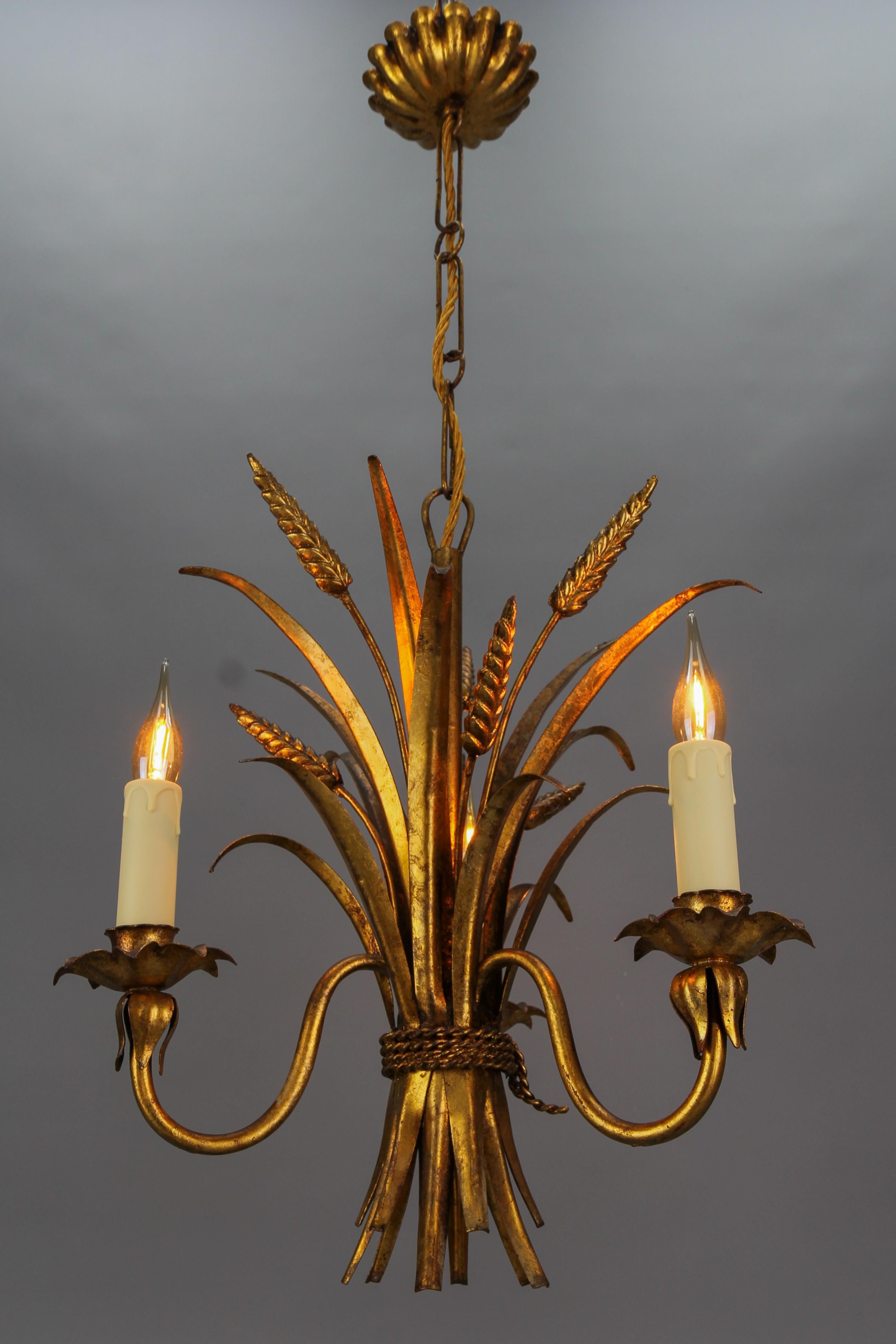 Hollywood-Regency-Kronleuchter mit drei Lichtern aus vergoldetem Metall von Hans Kögl mit Weizengarbe (Hollywood Regency) im Angebot