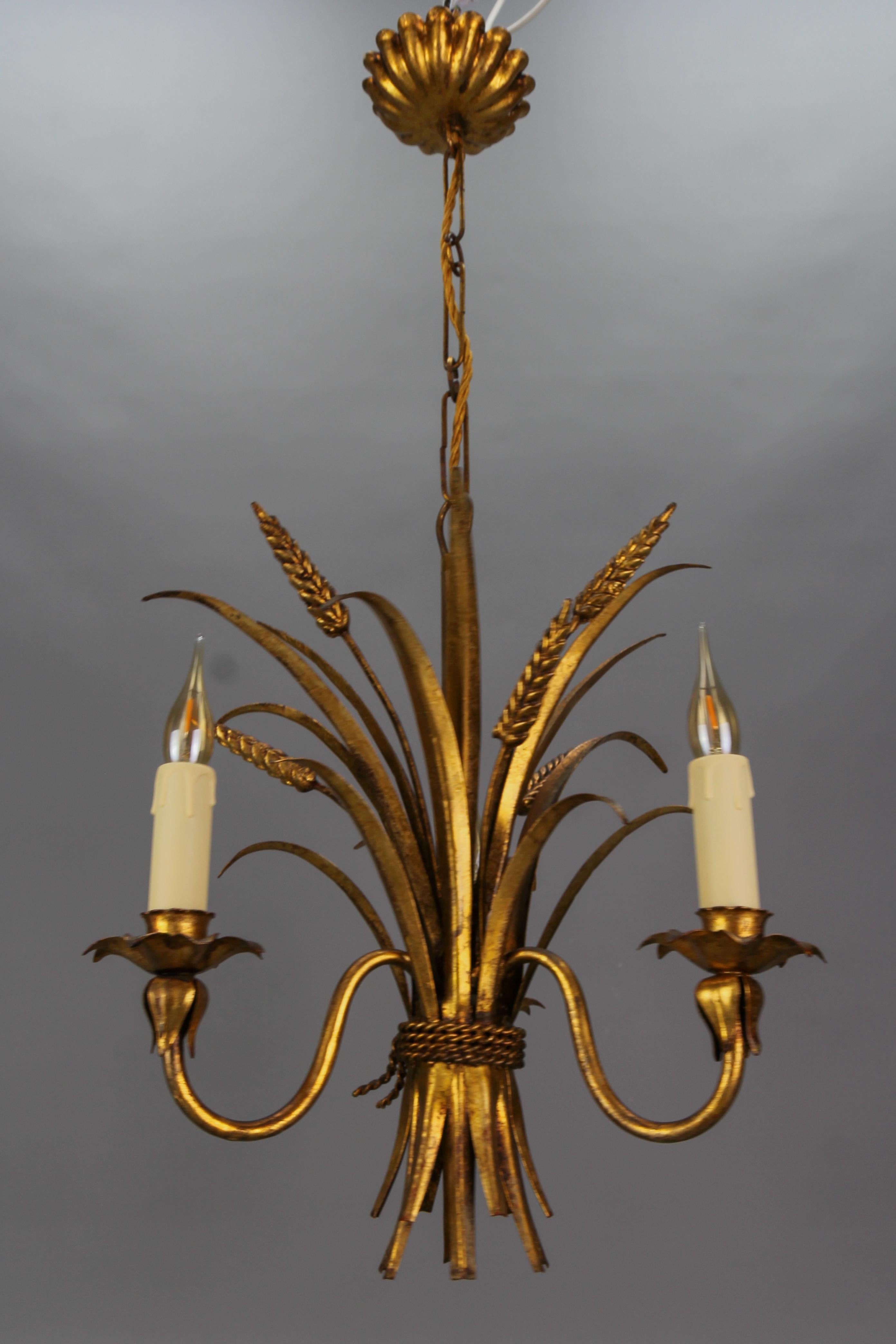Hollywood-Regency-Kronleuchter mit drei Lichtern aus vergoldetem Metall von Hans Kögl mit Weizengarbe (Deutsch) im Angebot
