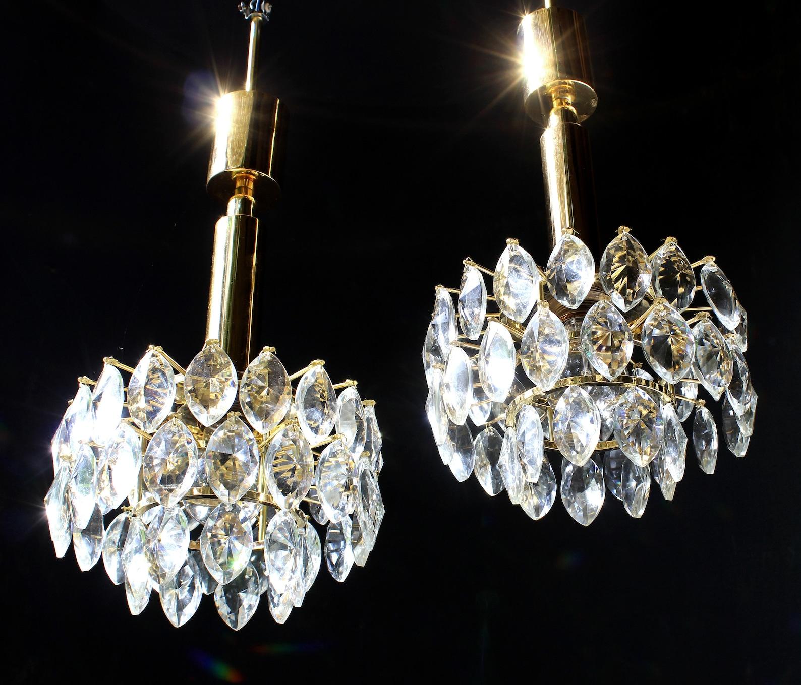 Hollywood Regency Gilt Pair of Schroeder & Co. Chandeliers, Germany, 1970s In Good Condition For Sale In Berlin, BE
