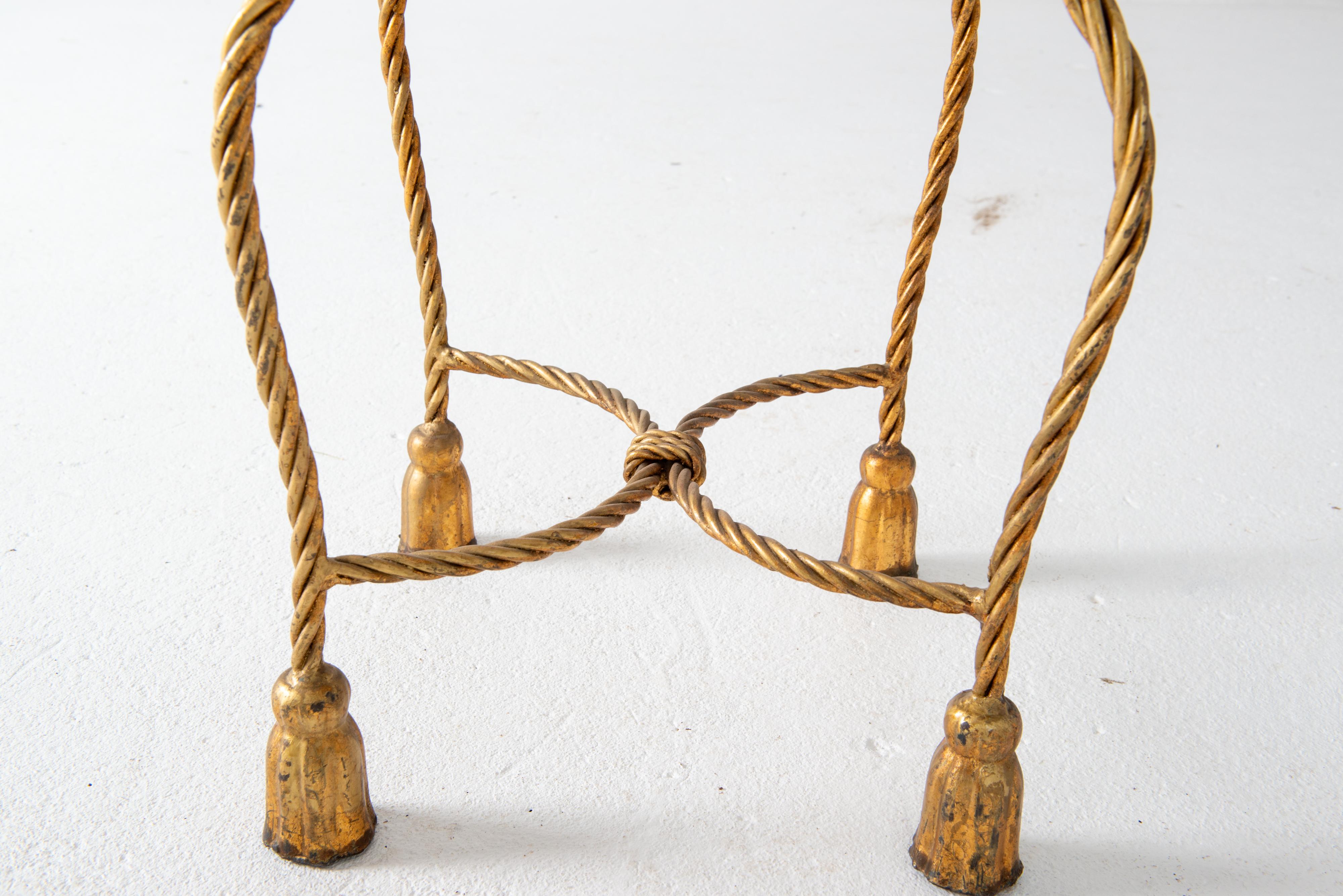 Tocador, Escritorio, Sillón y Puf de Hierro Dorado con Cuerda y Borlas Hollywood Regency Italiano en venta