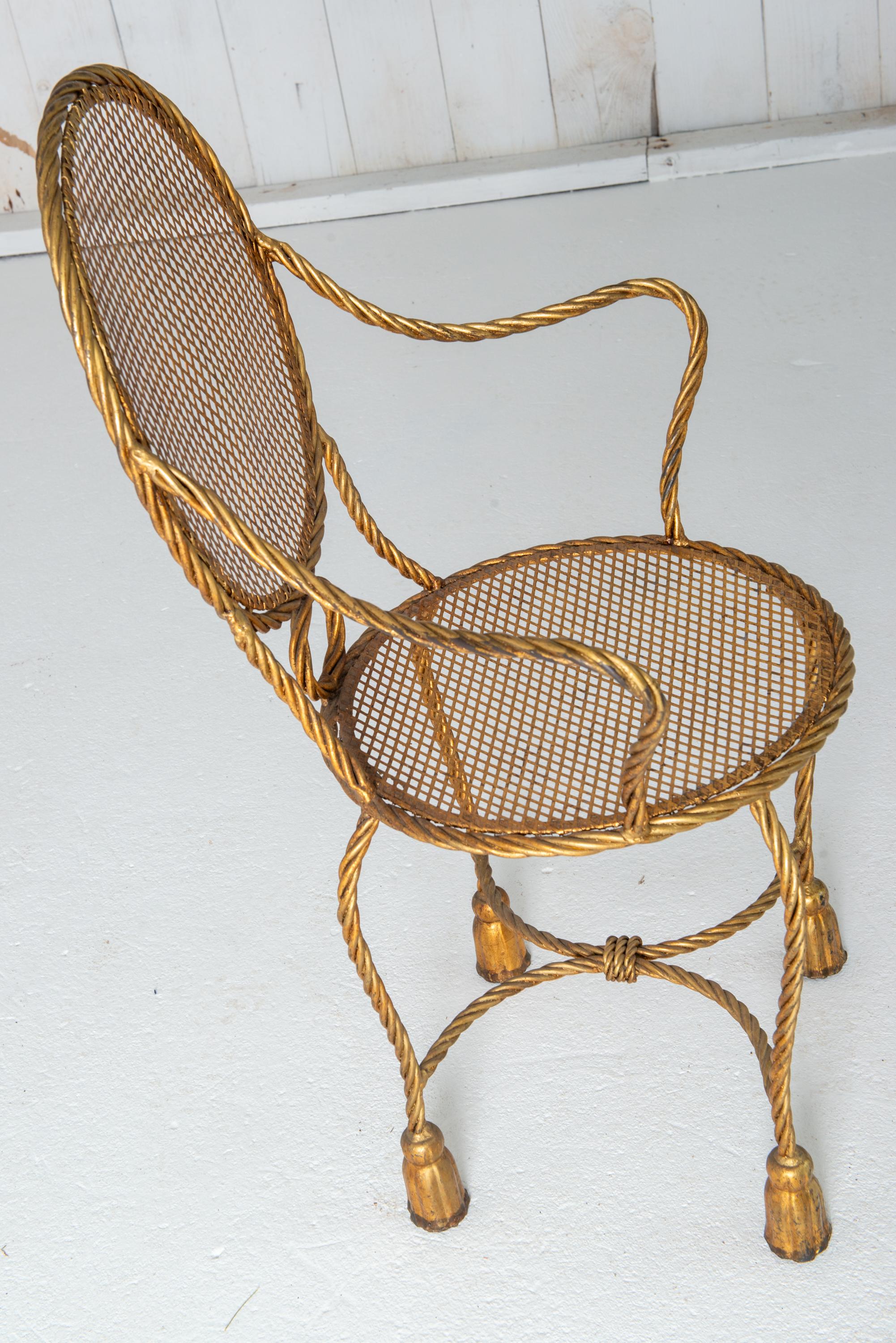 Tocador, Escritorio, Sillón y Puf de Hierro Dorado con Cuerda y Borlas Hollywood Regency Metal en venta