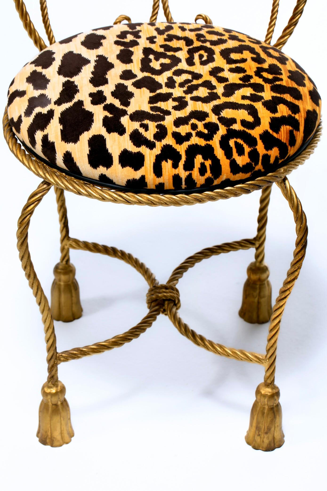 Sgabello Vanity Hollywood Regency dorato con corda e nappe in velluto leopardato in vendita 3