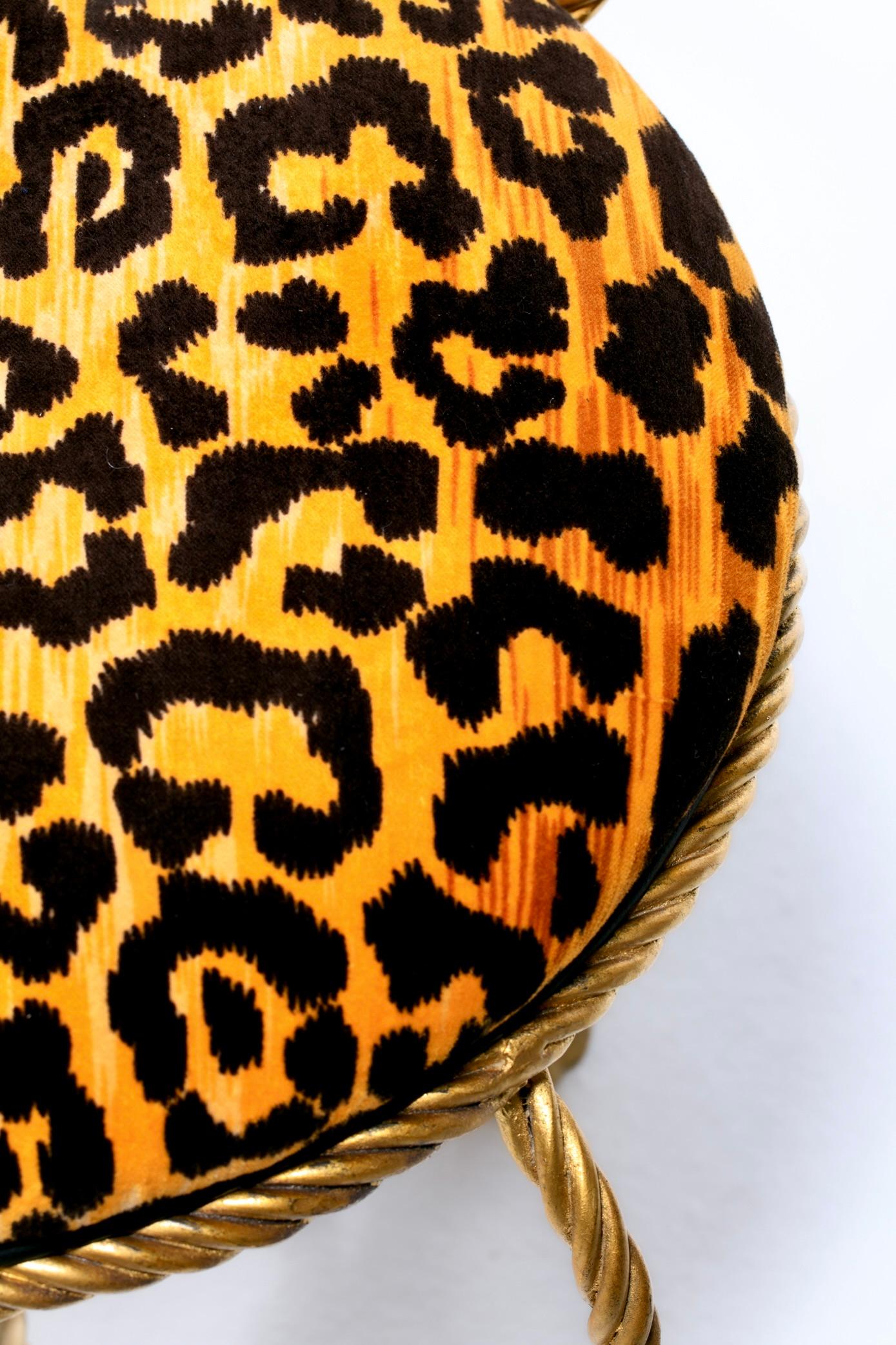 Sgabello Vanity Hollywood Regency dorato con corda e nappe in velluto leopardato in vendita 4