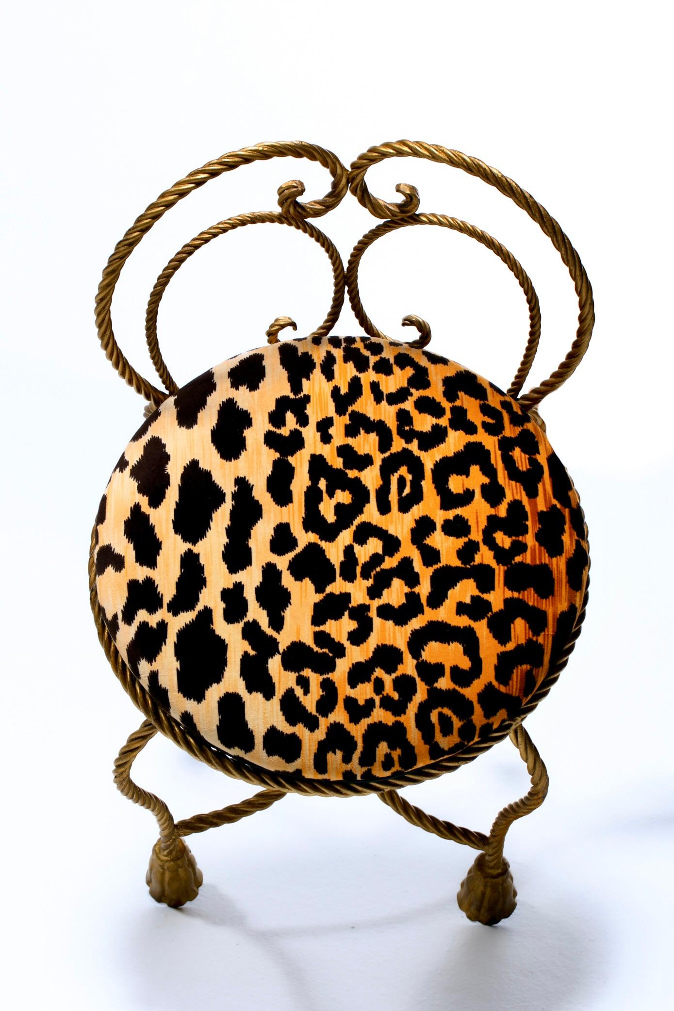 Sgabello per vanità Hollywood Regency degli anni '60 in ferro dorato con corda e nappe, appena rivestito professionalmente in velluto leopardato. Questo sexy sgabello da vanità è stato ben curato con una robusta struttura in metallo dorato nella sua
