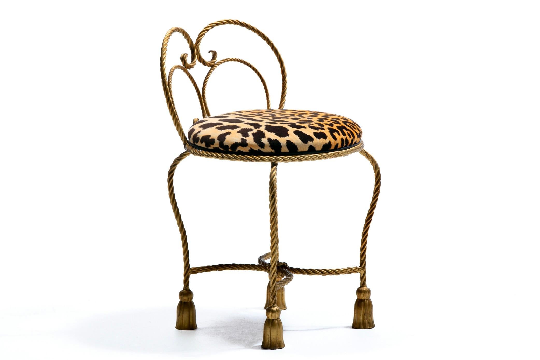 Italiano Sgabello Vanity Hollywood Regency dorato con corda e nappe in velluto leopardato in vendita