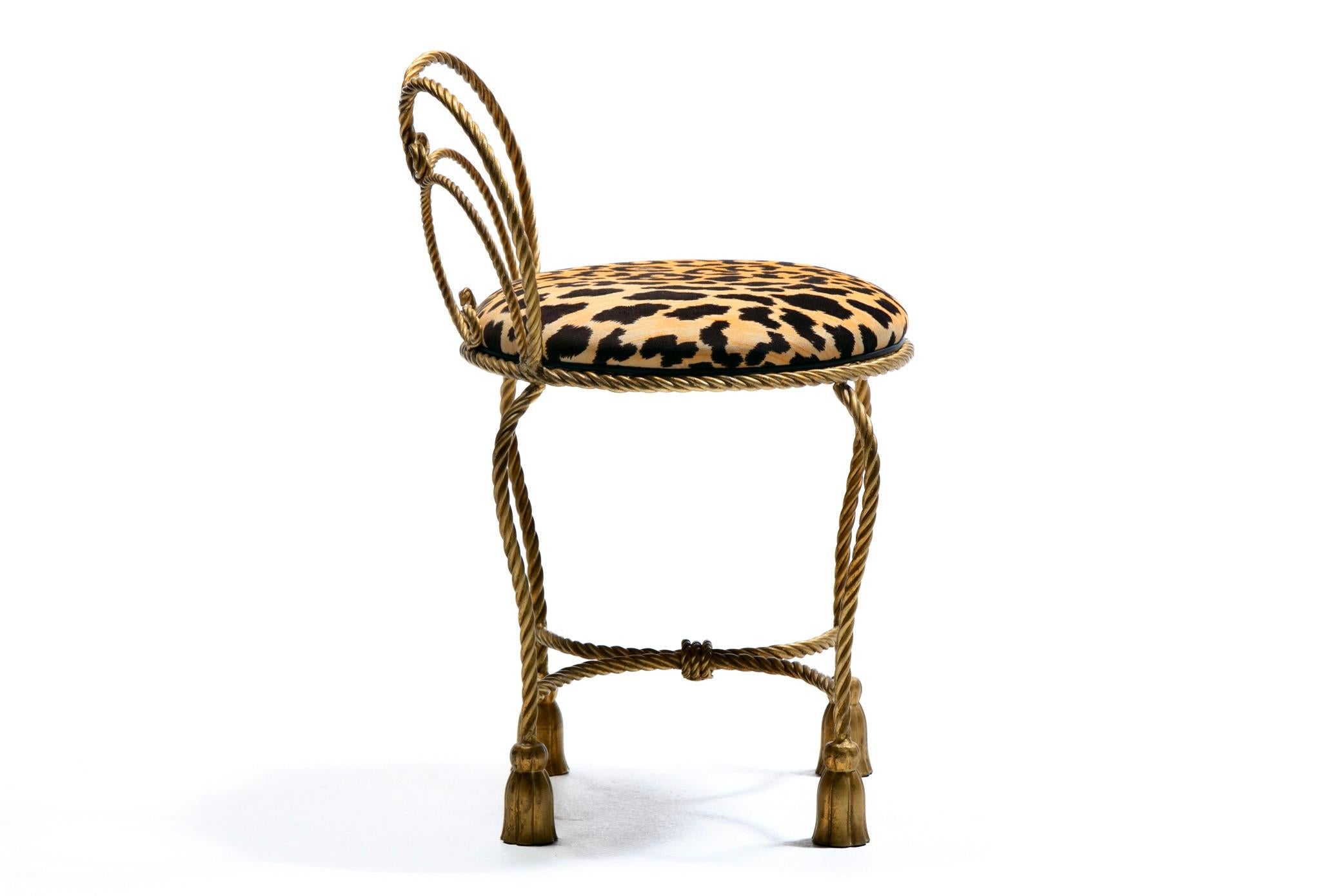 Dorato Sgabello Vanity Hollywood Regency dorato con corda e nappe in velluto leopardato in vendita