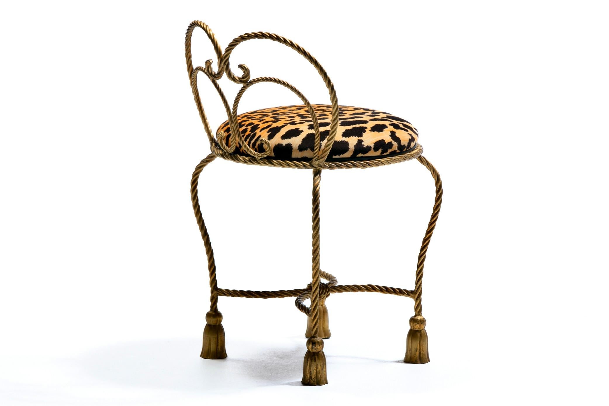 Sgabello Vanity Hollywood Regency dorato con corda e nappe in velluto leopardato In condizioni buone in vendita a Saint Louis, MO