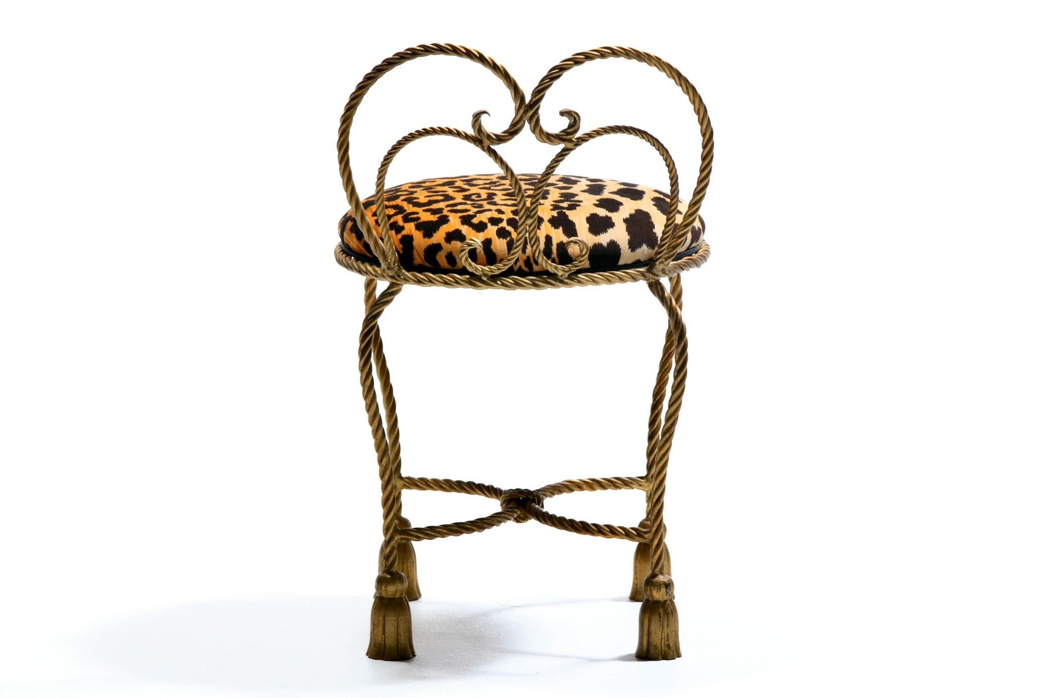 XX secolo Sgabello Vanity Hollywood Regency dorato con corda e nappe in velluto leopardato in vendita
