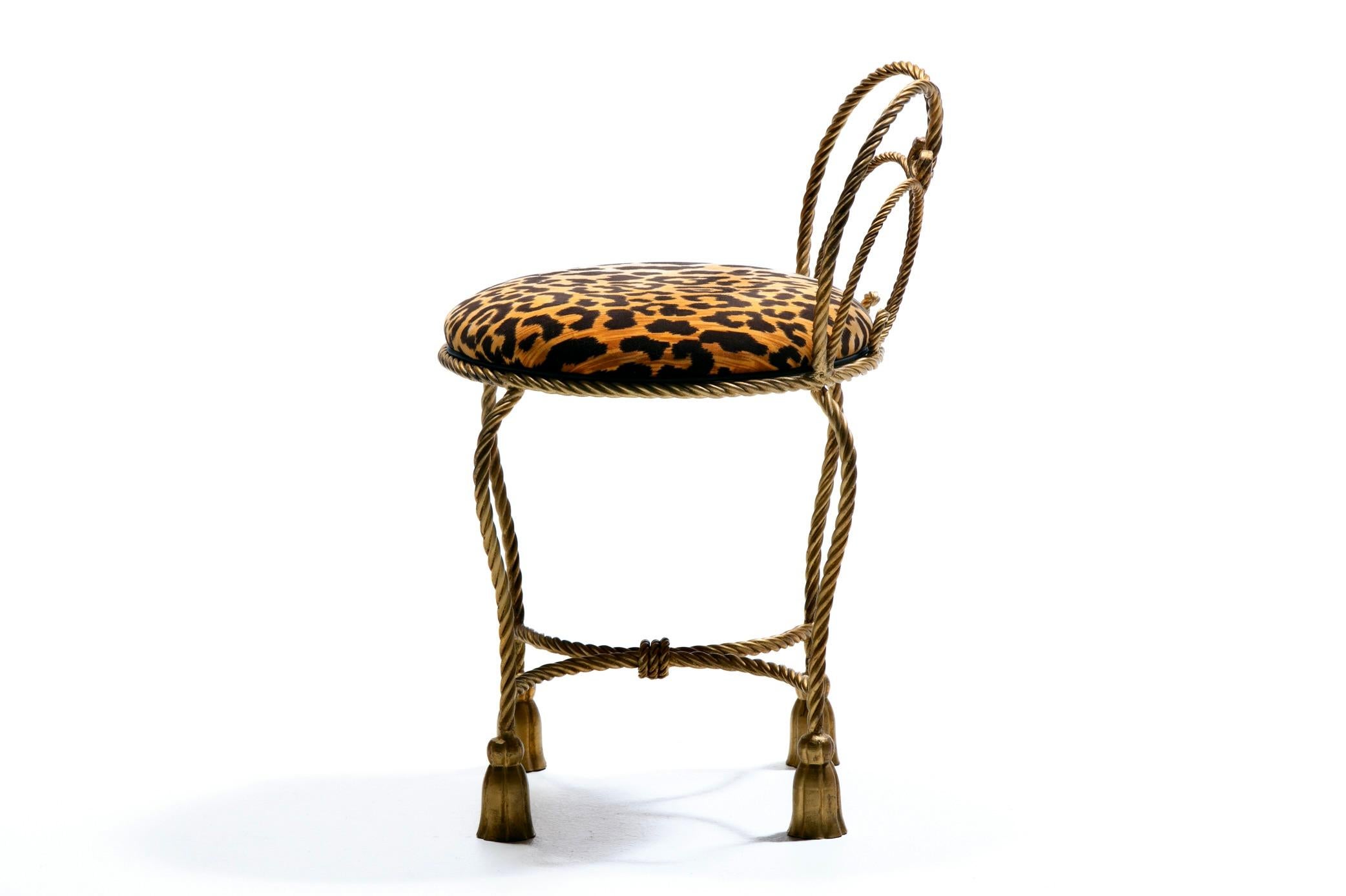 Sgabello Vanity Hollywood Regency dorato con corda e nappe in velluto leopardato in vendita 1