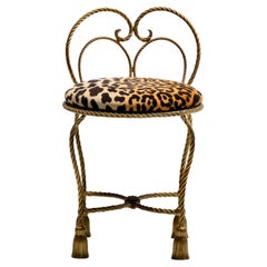 Sgabello Vanity Hollywood Regency dorato con corda e nappe in velluto leopardato